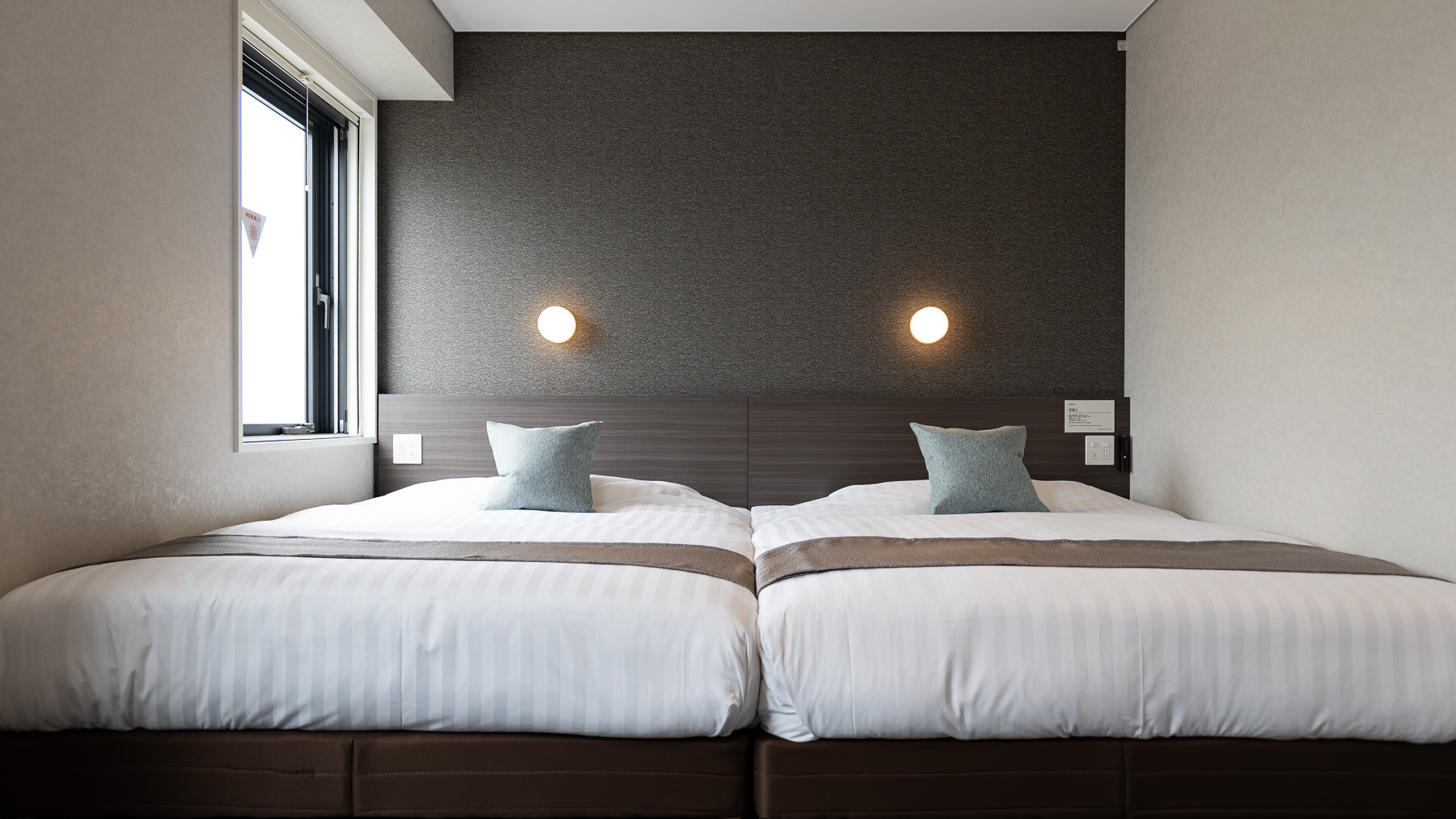 ベッド2台に広々スペースがございます