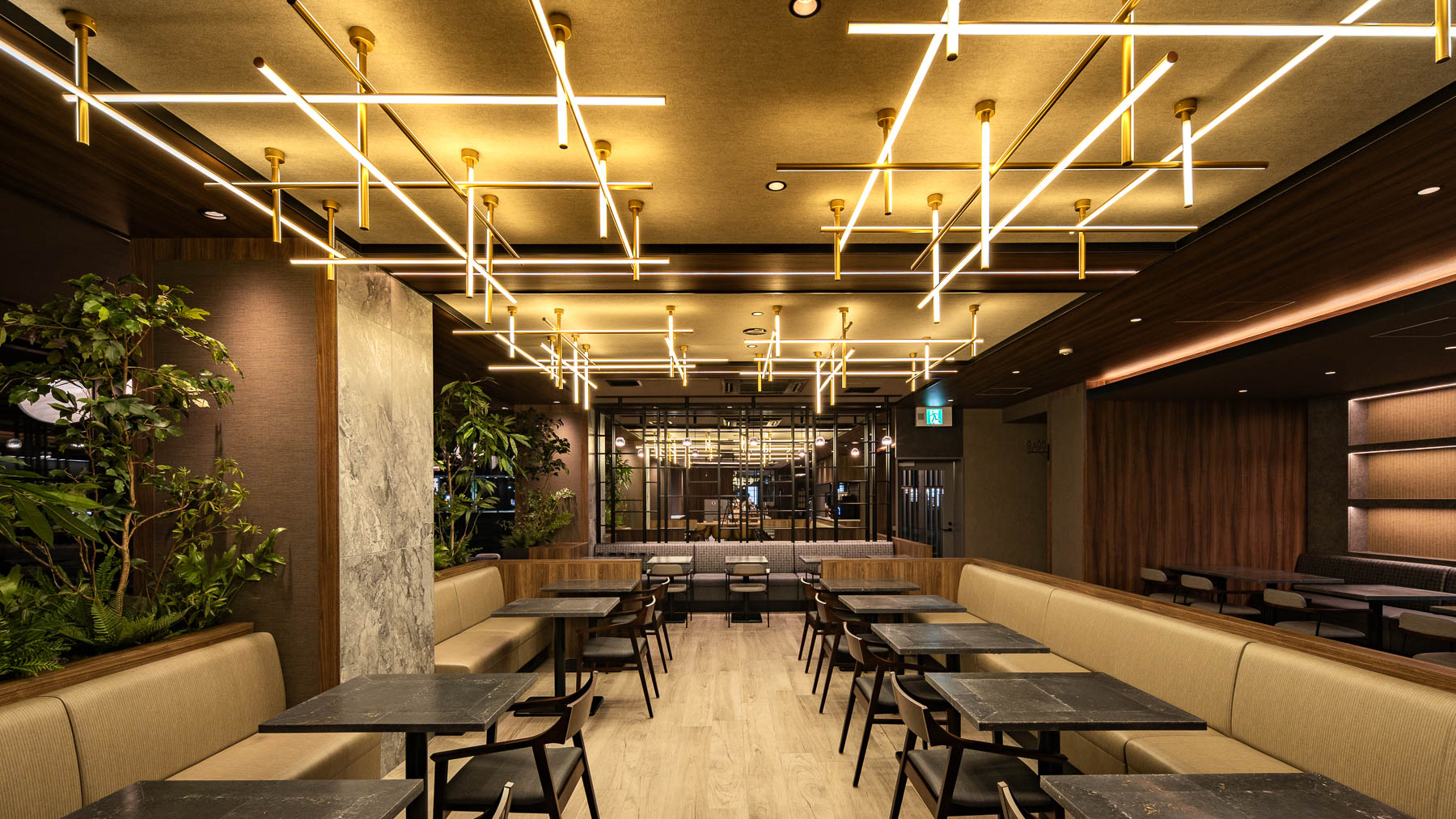 温かみのある照明がラウンジを照らします