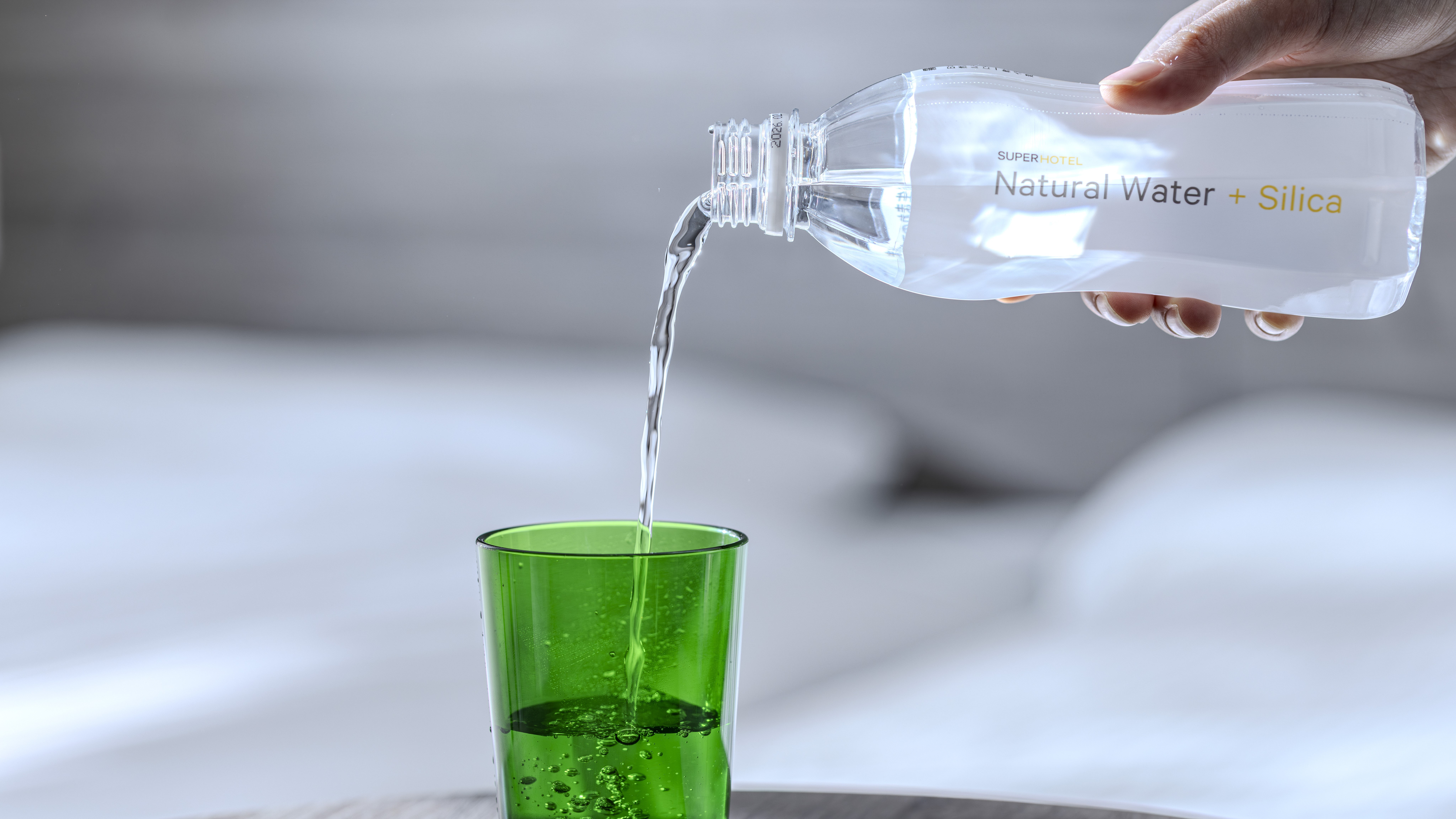 良質なミネラル豊富のシリカ水は清掃不要のお客様にプレゼントしております