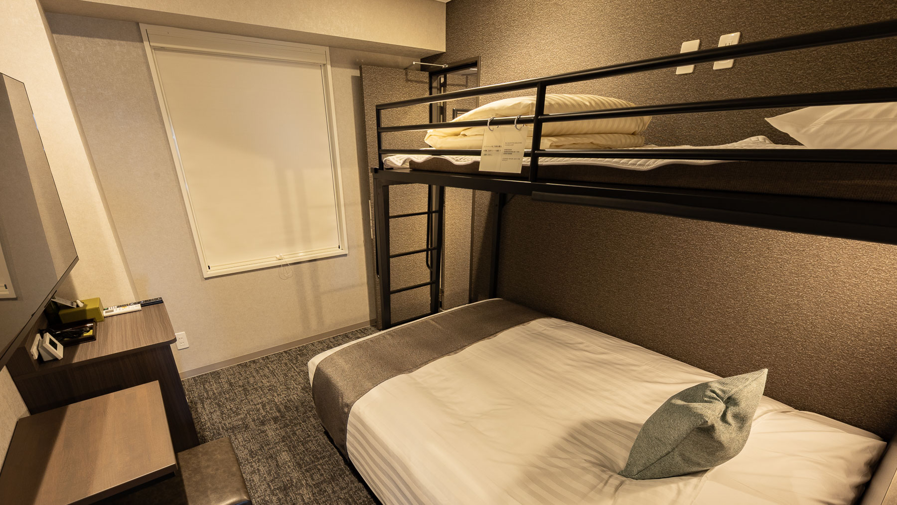 ベッドとユニットバスは各部屋１つずつ♪