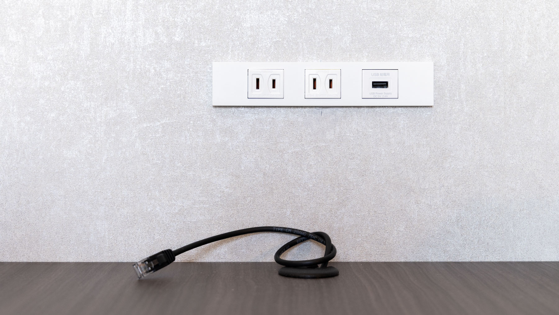 デスク周りにも充電スペースがございます