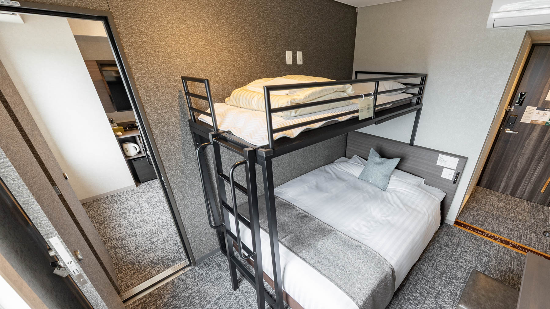 24平米,150㎝幅ワイドベッド＋90㎝幅ロフトベッド×２台