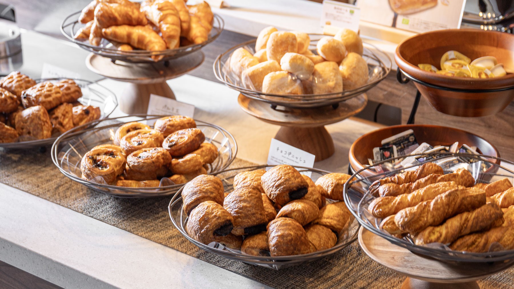 日替わりで楽しめる焼き立てパン
