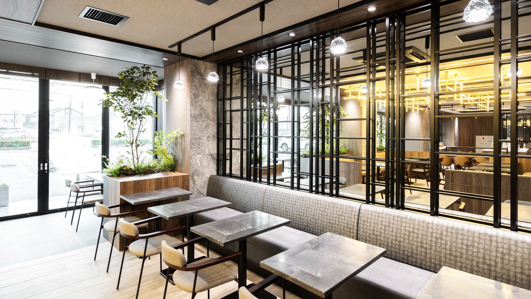 机と椅子もたくさんあり、お待ち合わせにピッタリです