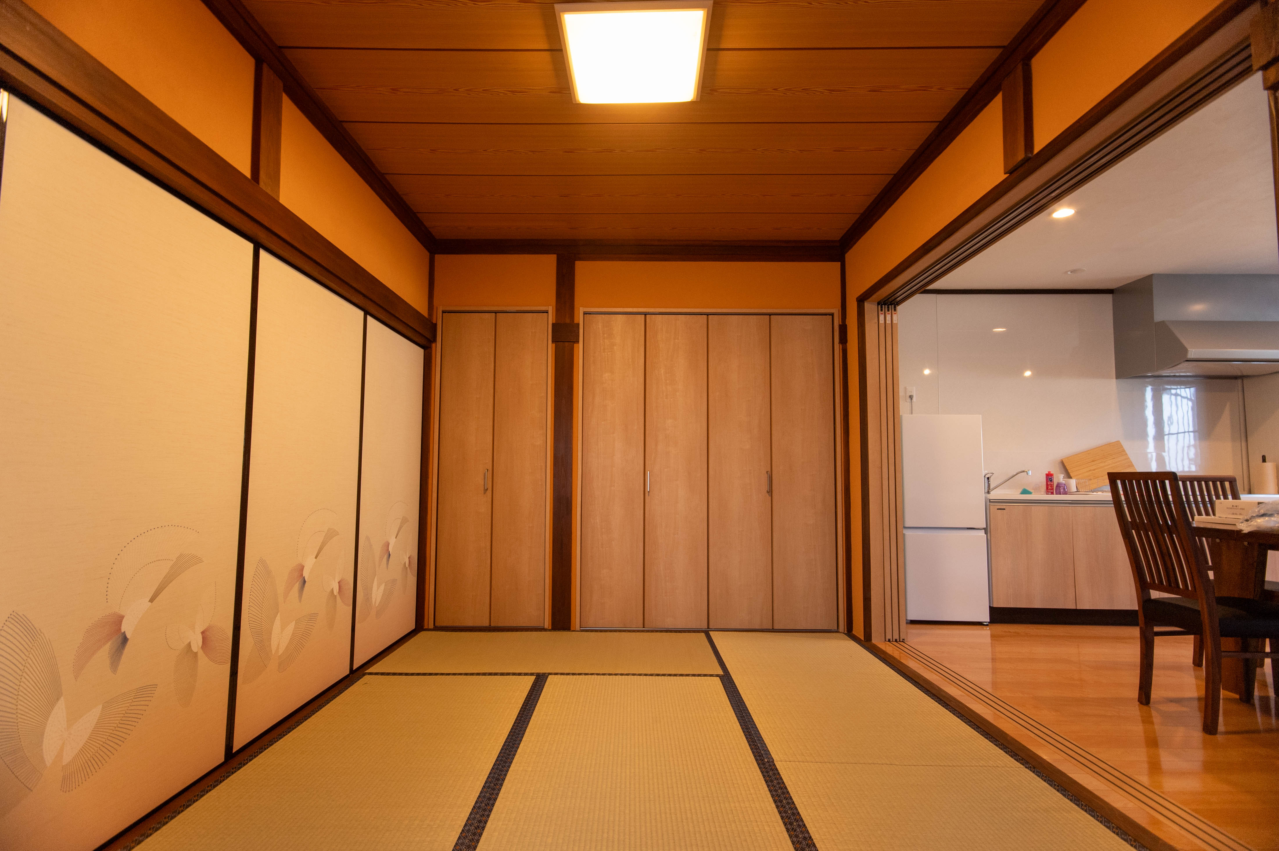 リビングキッチンの隣にある和室で団欒。仕切りもあるので音を気にせずゆっくりお休みになれます。