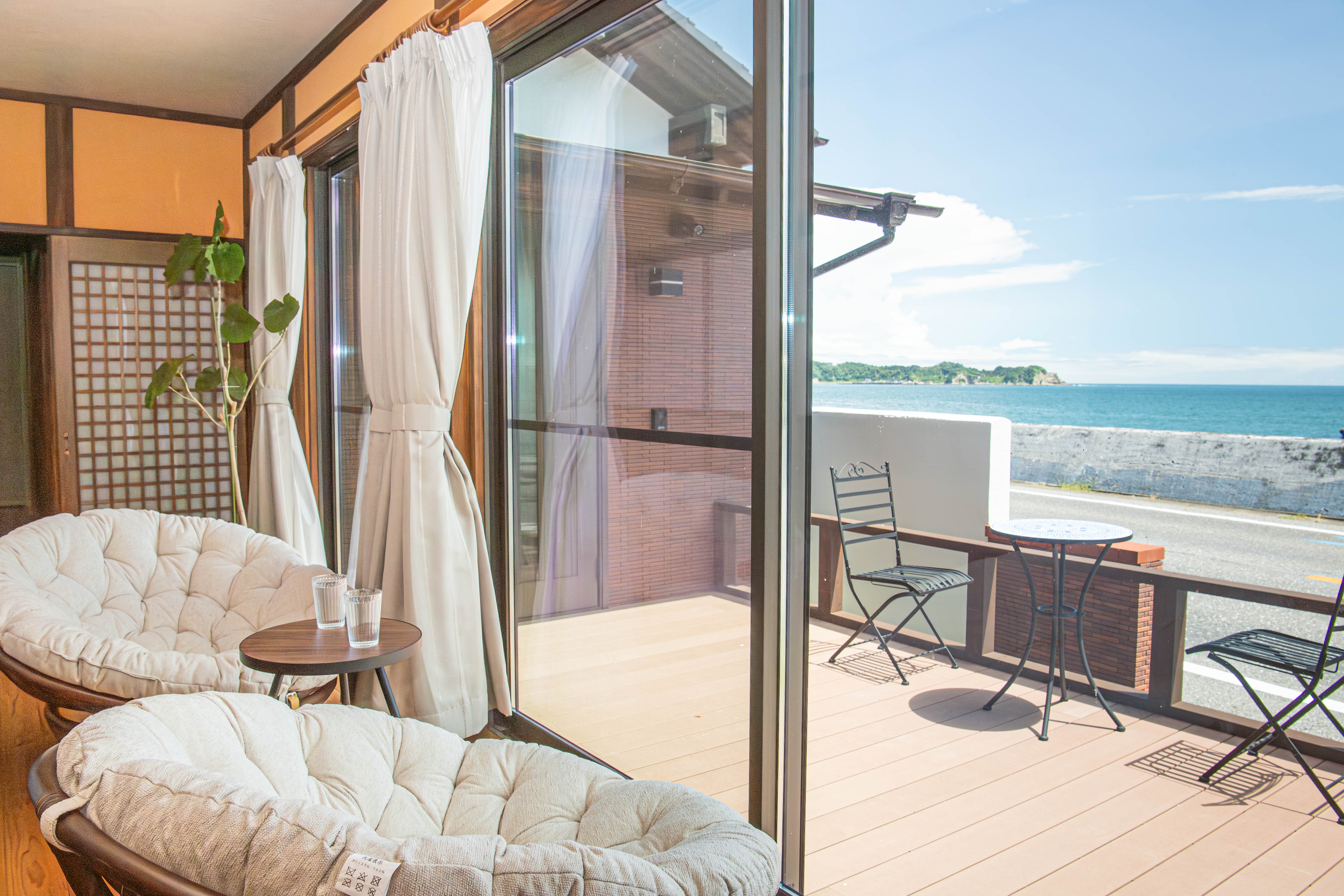 海を見ながら１人掛けソファーでくつろげます