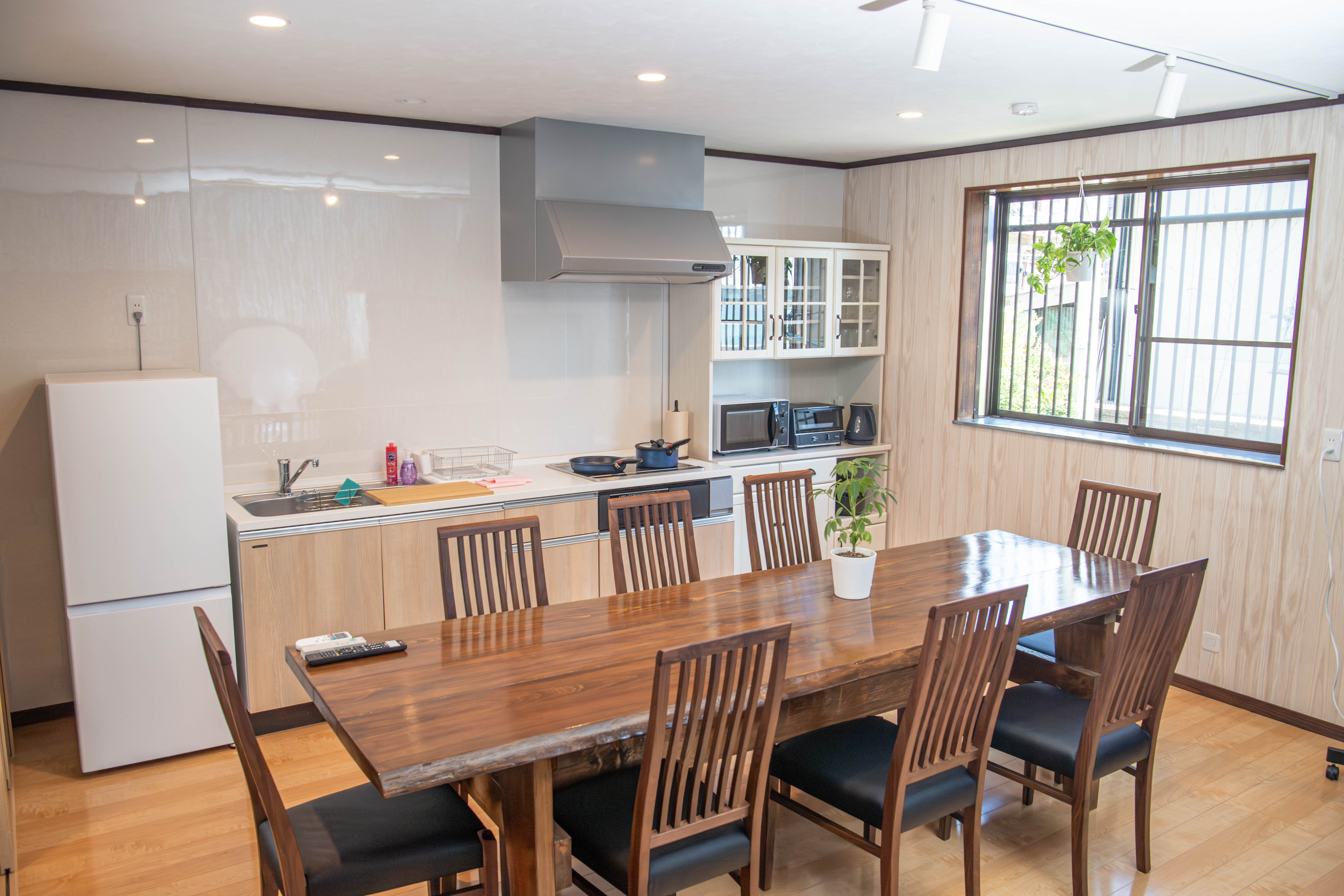 広いリビングとキッチンで食事を楽しめます