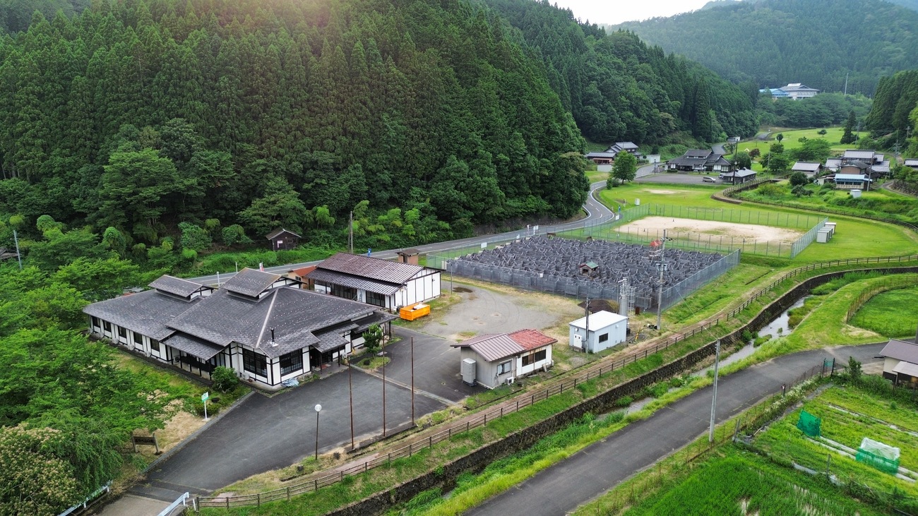 施設の隣には巨大迷路「二王門迷路」があり、大人から子どもまで楽しめます♪