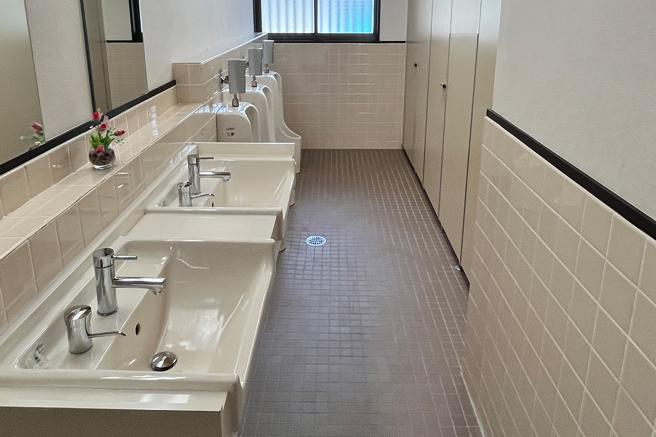 明るく清潔な共有トイレ。洗面台も2台でゆったりお使いいただけます。