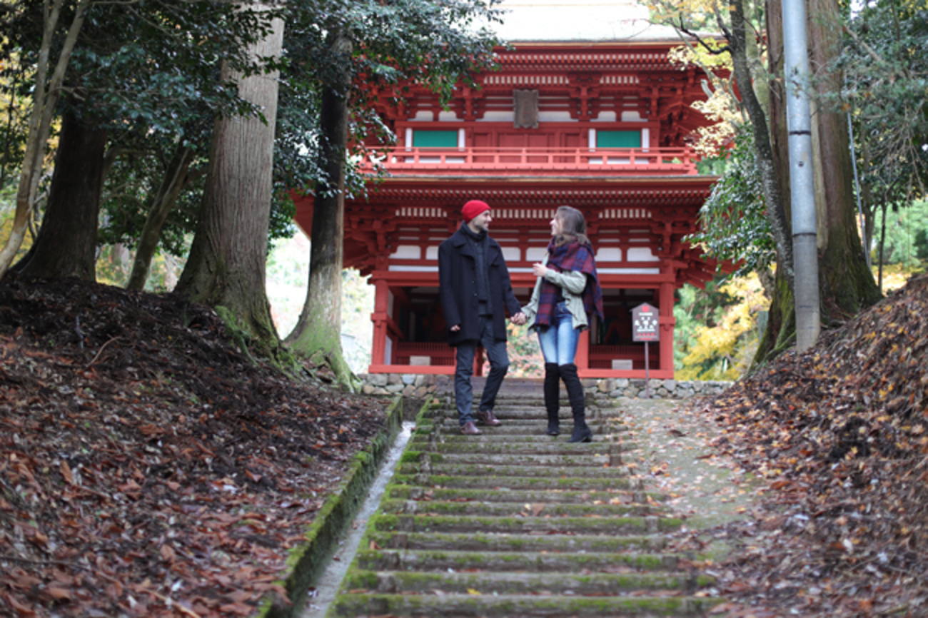 京都北部唯一の建造物として国宝に指定された仁王門は朱色が印象的で壮大な木造建築。