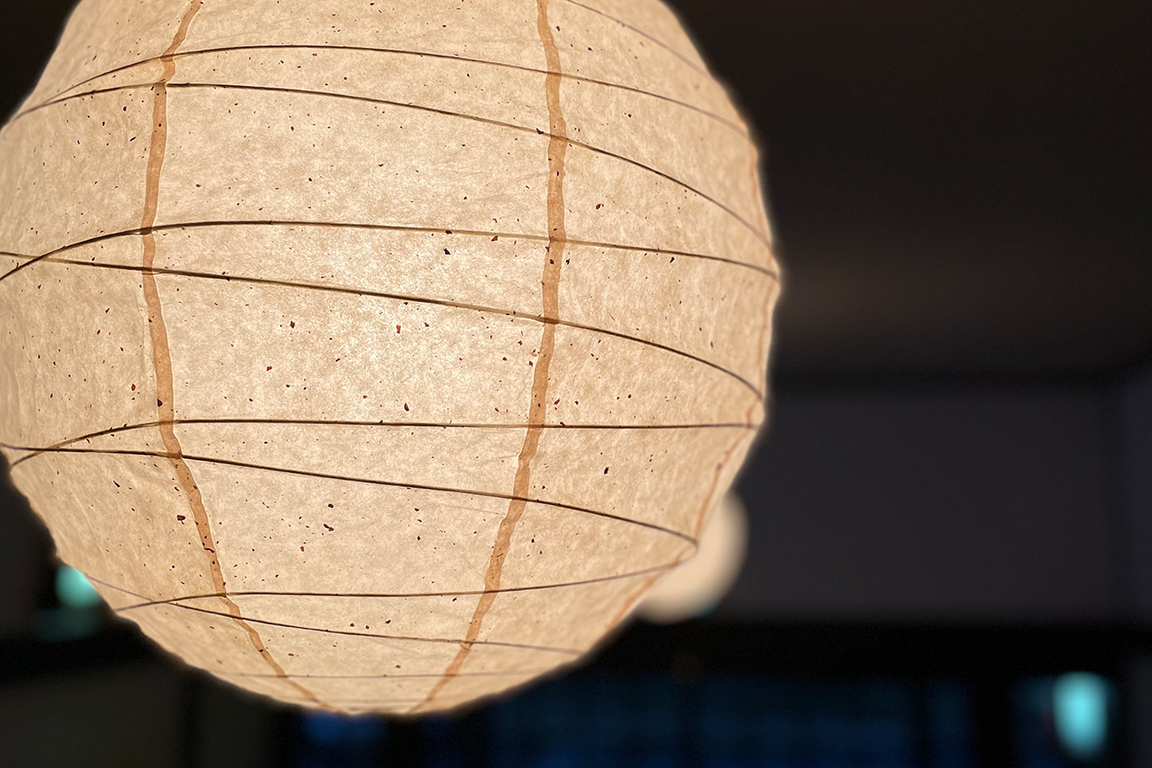 暖かな和紙の照明が雰囲気を演出します。