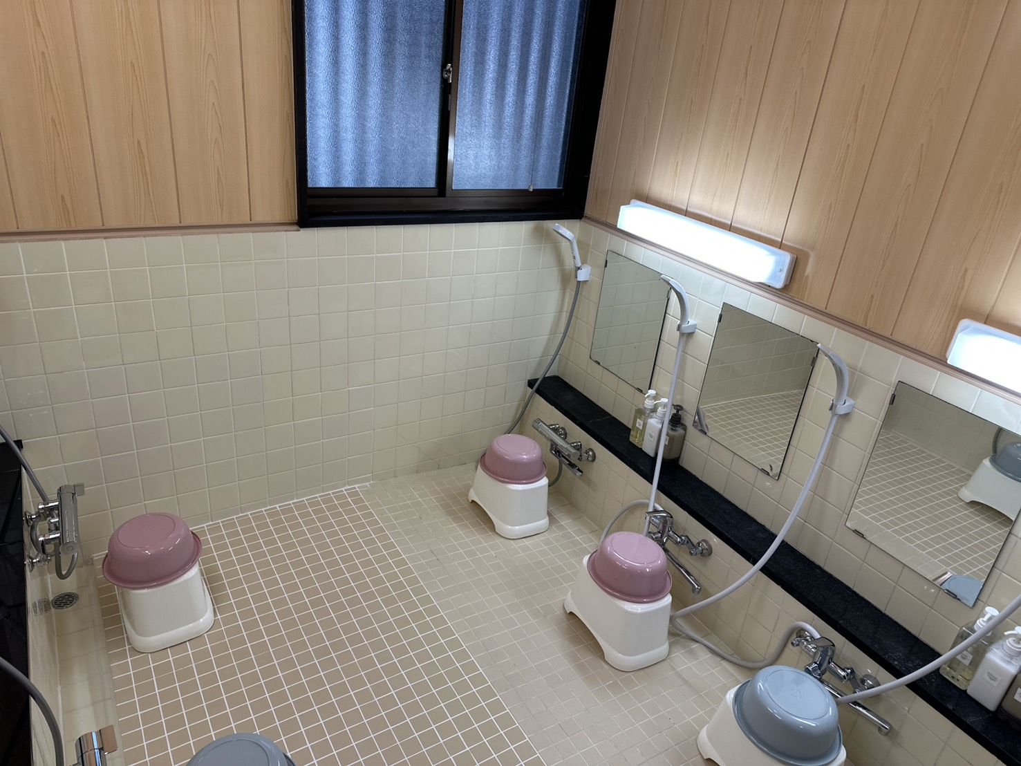 お風呂は共用になります。シャワーのみ利用可能です。（浴槽利用不可）