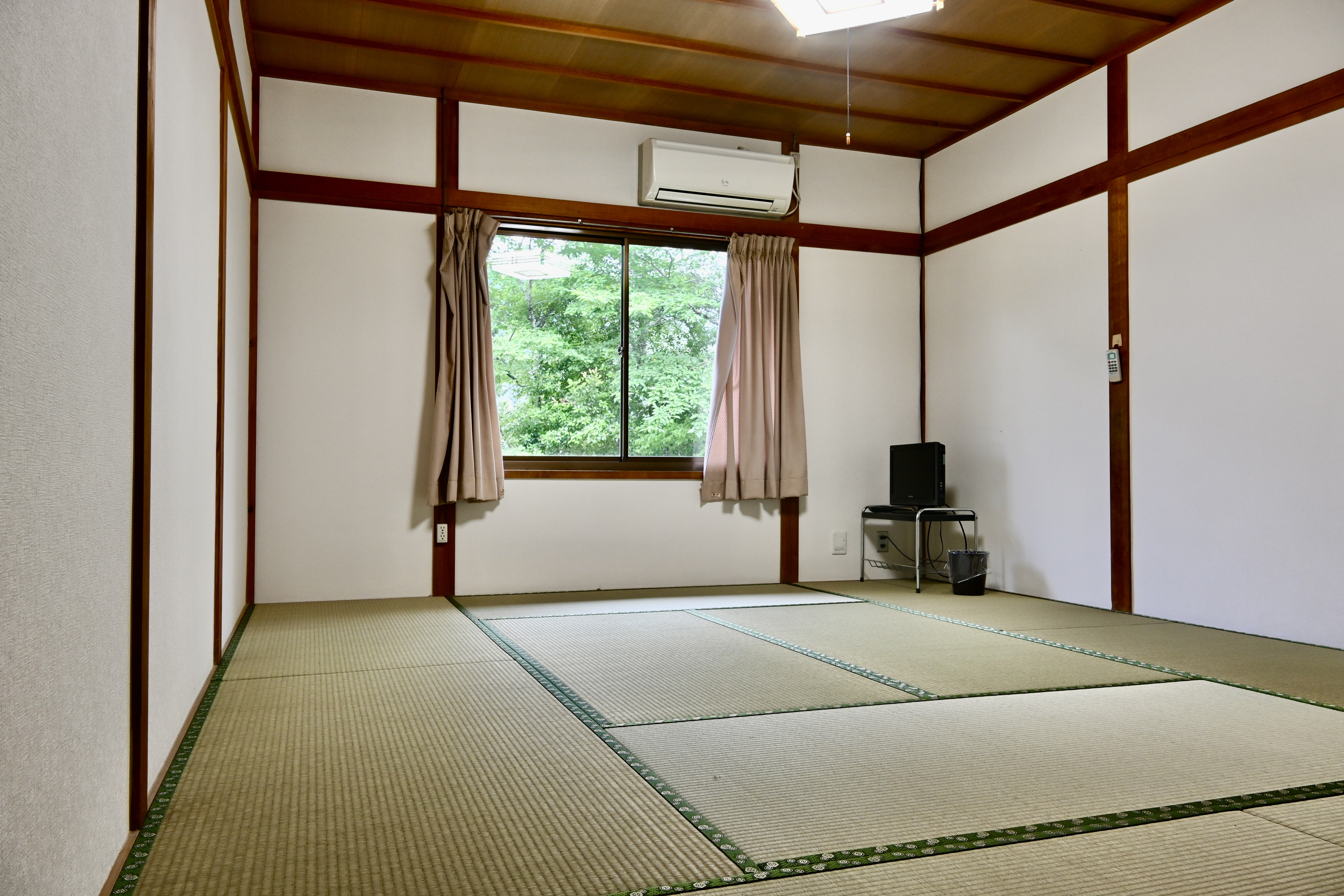 ■ゆったり和室（10畳）窓が大きめで明るく、四季折々の綾部の景色を存分に楽しめます