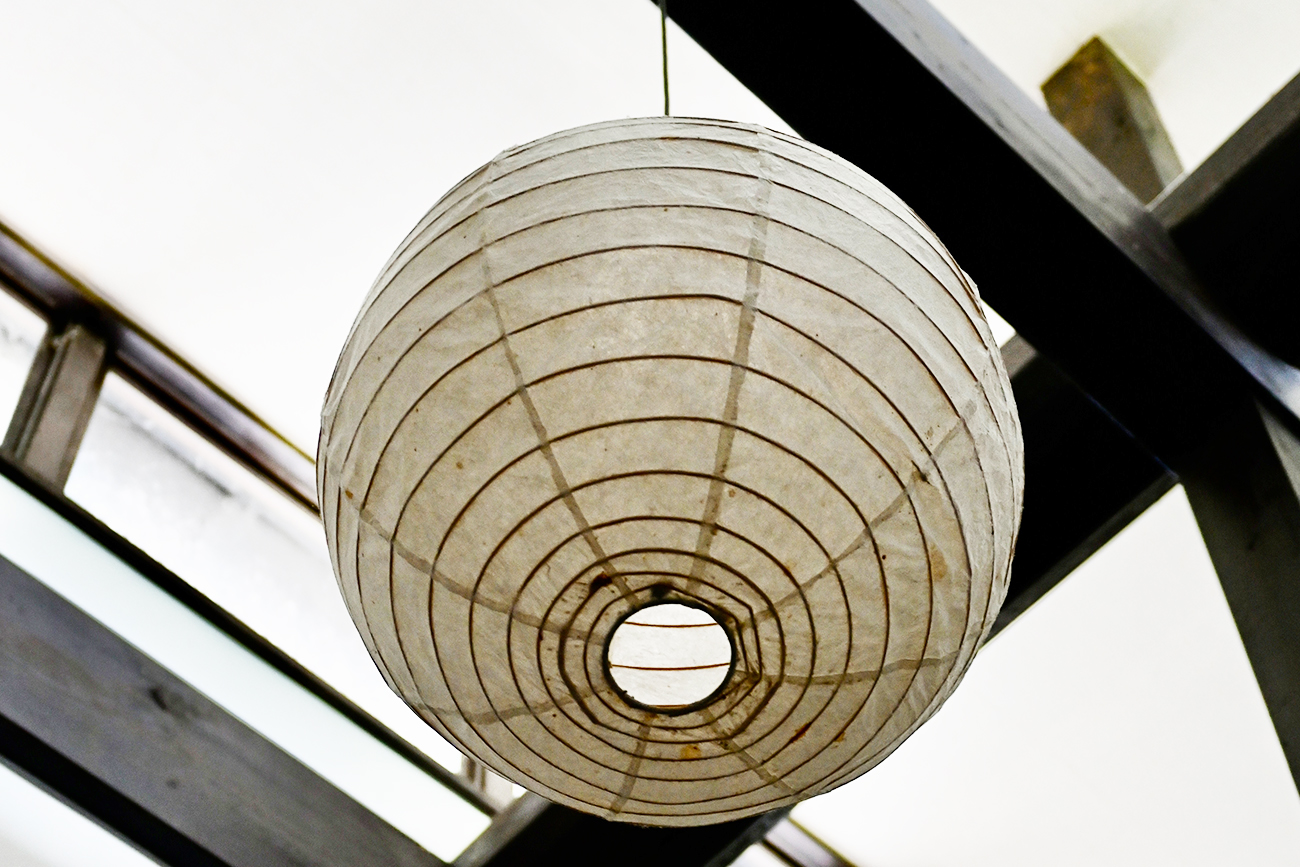 和モダンな和紙の照明が天井から空間を彩ります。