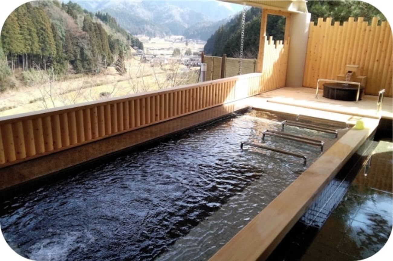 当館より徒歩5分にある日帰り温泉のあやべ温泉。里山風景が楽しめる温泉施設。営業時間は10時から21時