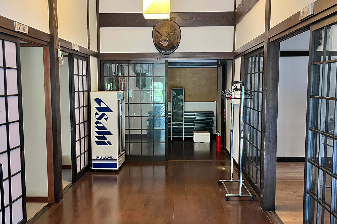 高い天井の館内。猪の剥製が皆様をお出迎えします♪