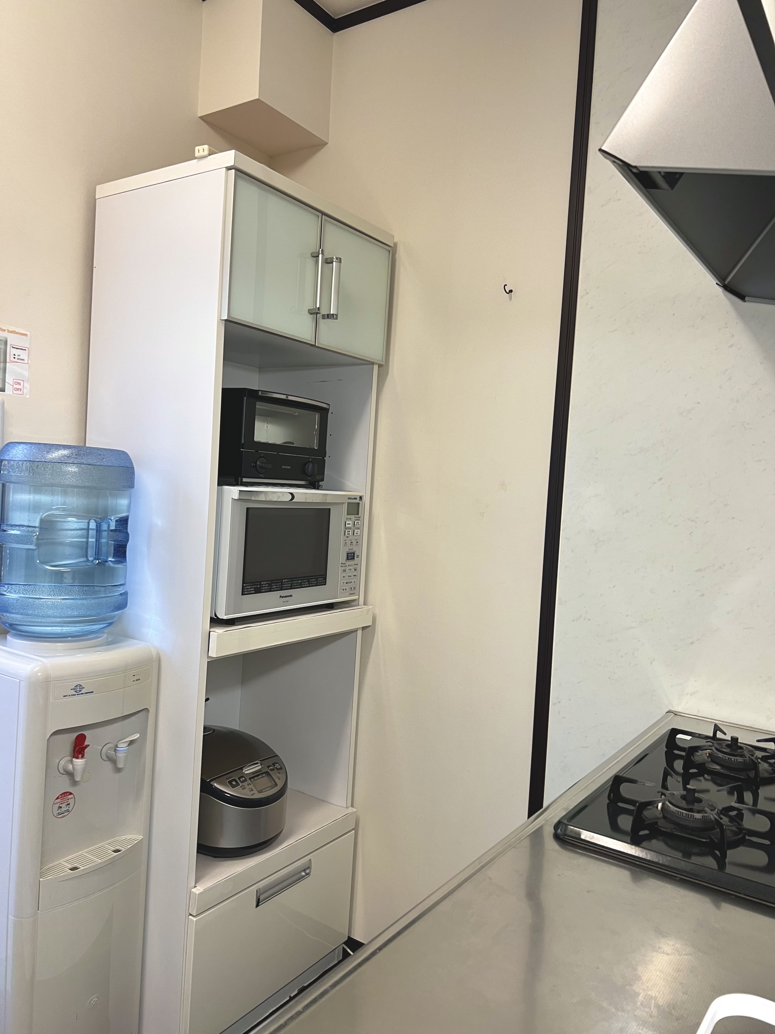 ウォーターサーバー（温冷）・炊飯器・電子レンジ・トースター