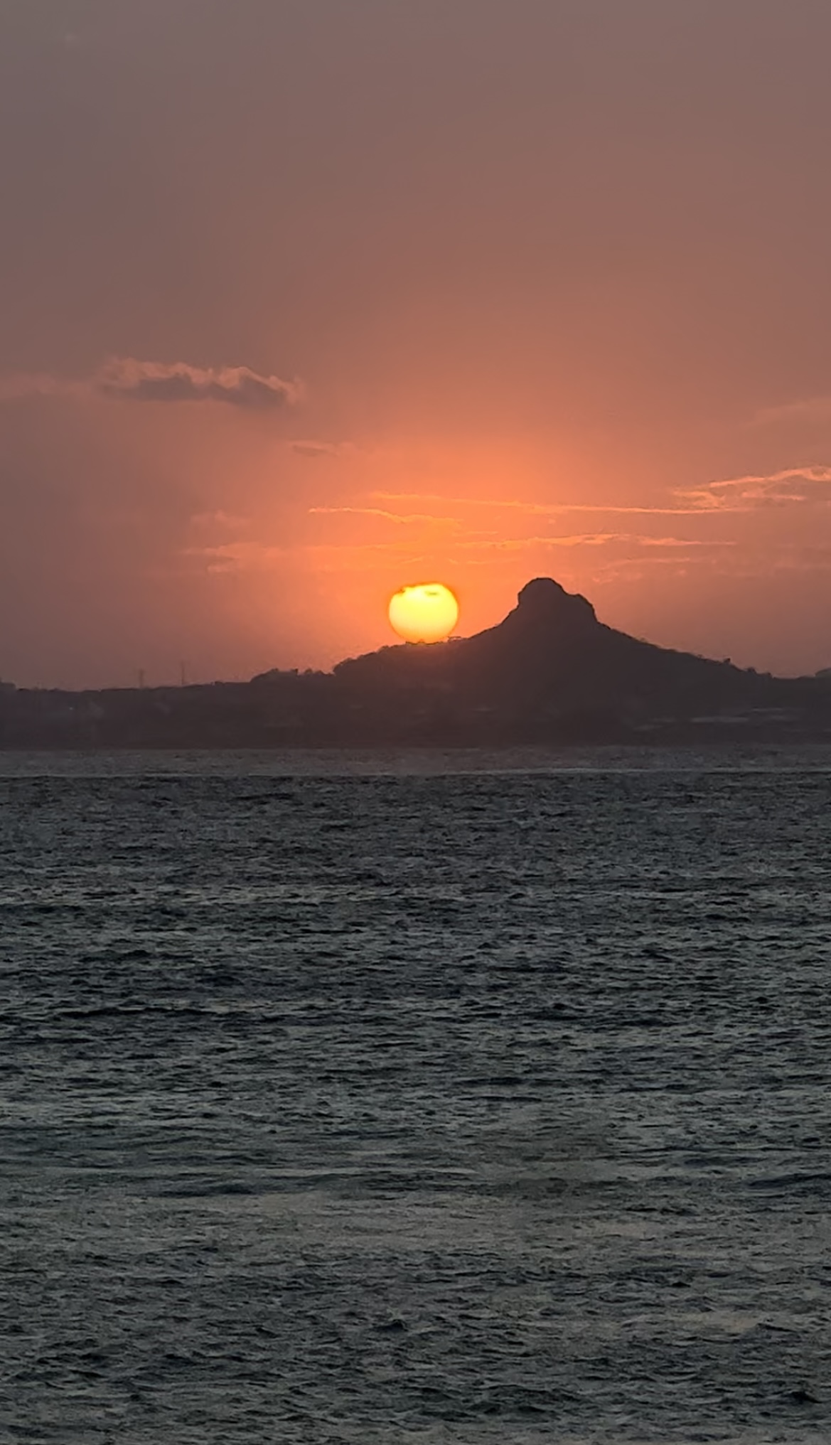 目の前の海・伊江島に沈む夕日