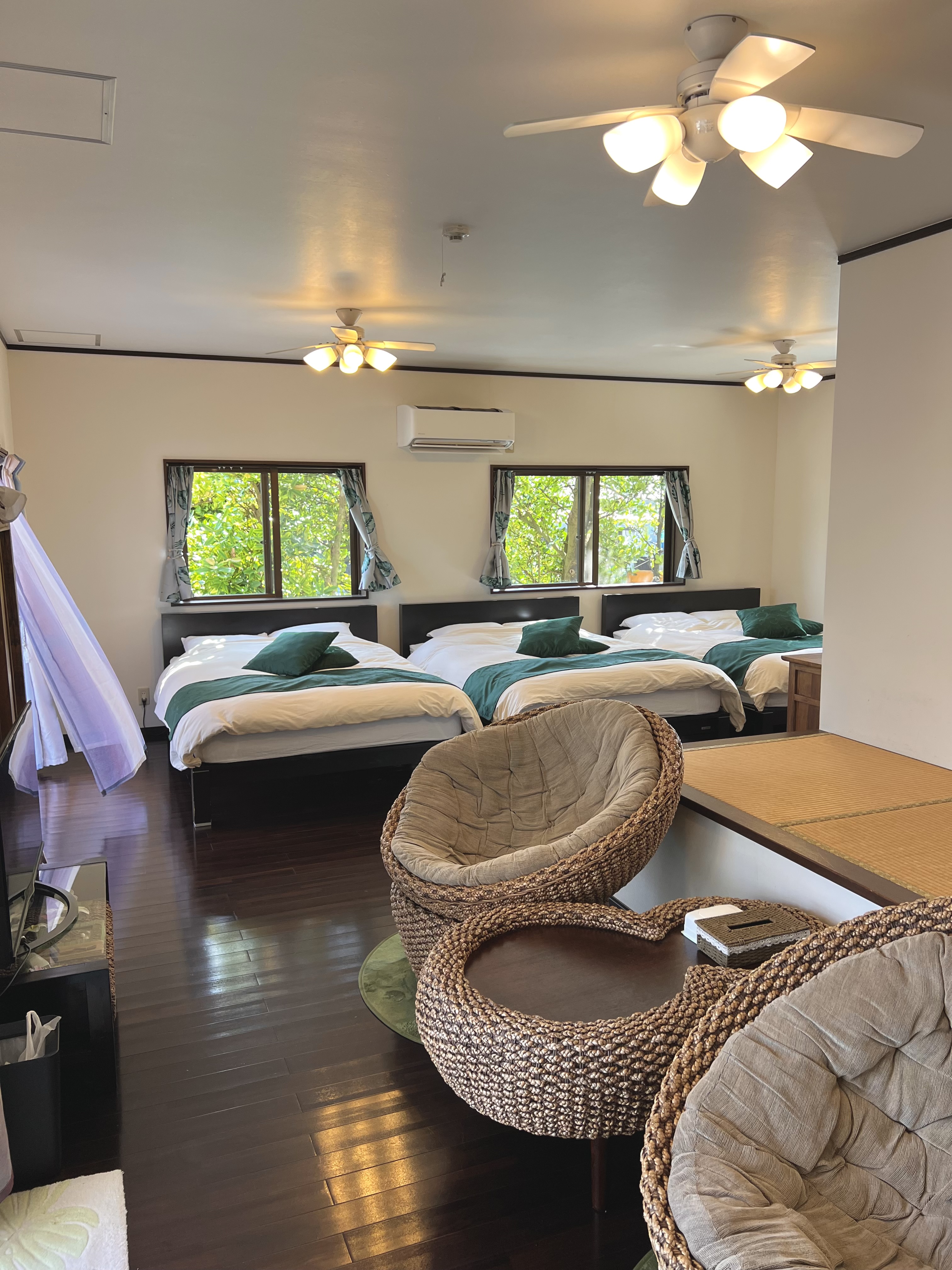 カーテンを開ければ日当たり◎の広々リビングルーム