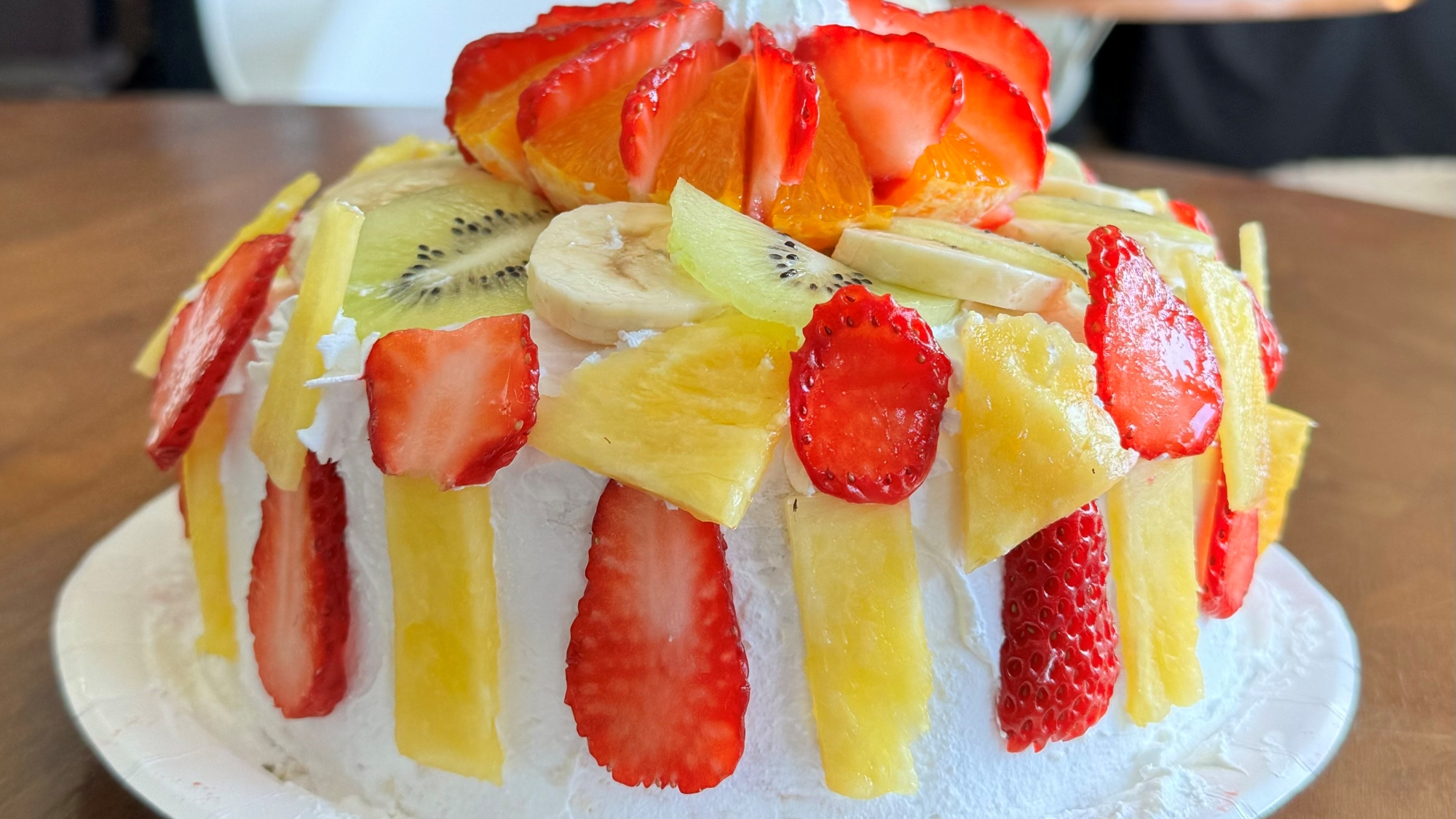 ＊サプライズケーキ作り体験（一例）6号サイズのスポンジケーキに生クリームやフルーツをトッピング