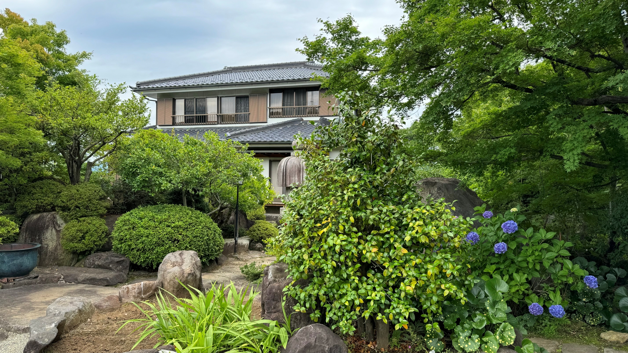 ＊＜庭園の家＞外観（一例）日本庭園の中に立つ２階建て日本家屋を一棟貸で利用できます
