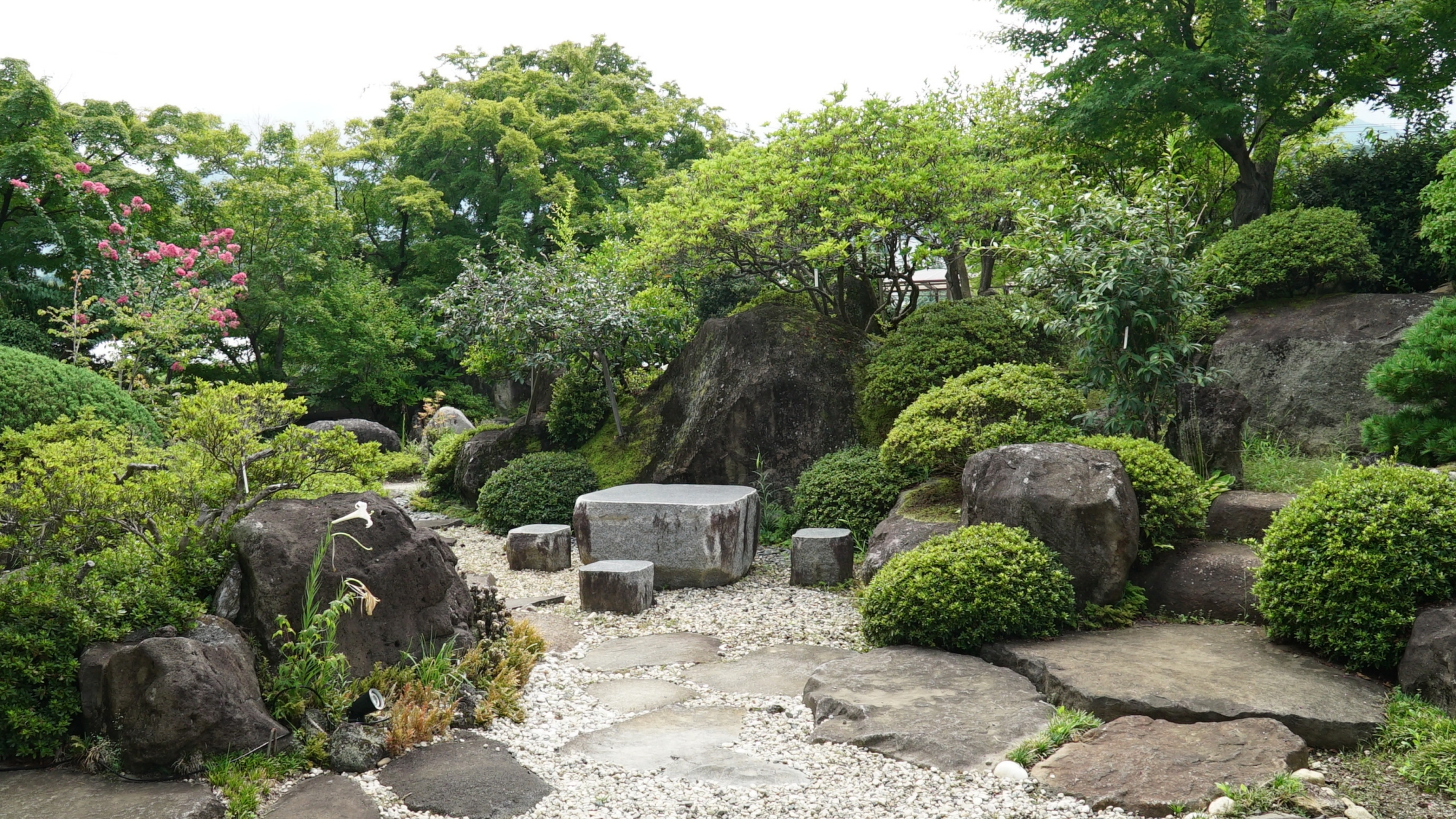 ＊＜庭園の家＞日本庭園（一例）入手困難な大きな石を眺め、パワーストーンの力強さを感じてください