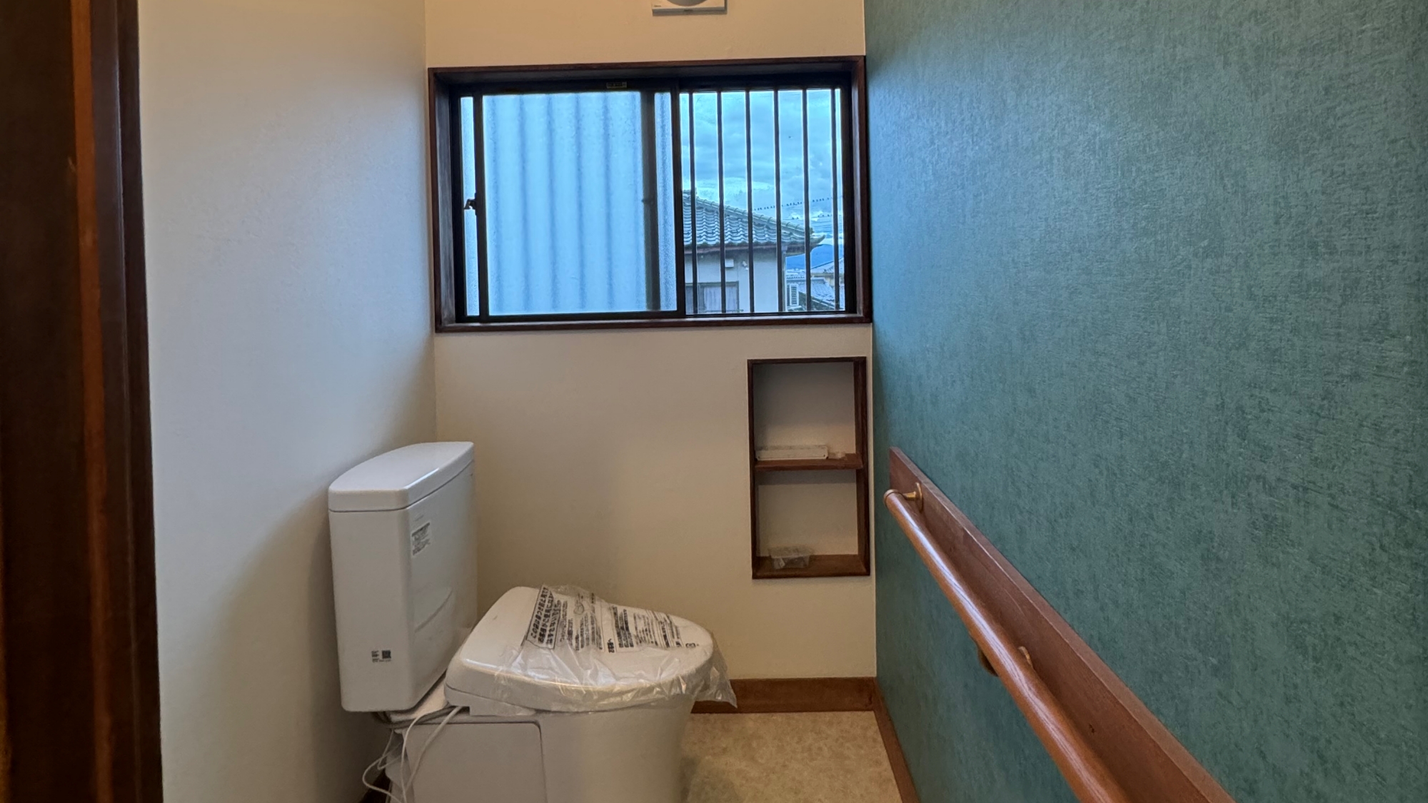 ＊＜庭園の家＞トイレ（一例）洗浄機付きトイレ完備。広めのお手洗いです