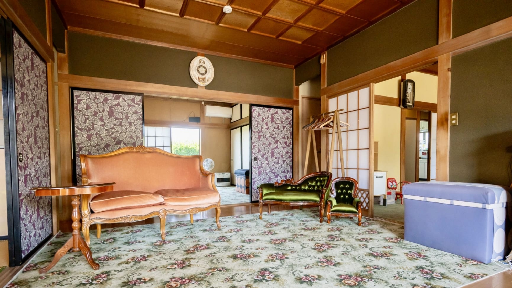 ＊【桃源の家】部屋（一例）応接セットもあるため、お茶を飲みながらゆっくりお寛ぎいただけます