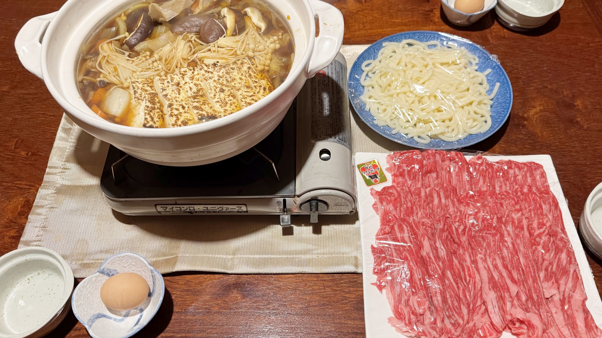 ＊夕食すき焼き（一例）冬期12～3月は山梨県産「甲州ワインビーフ」のすき焼きをお部屋で楽しめます