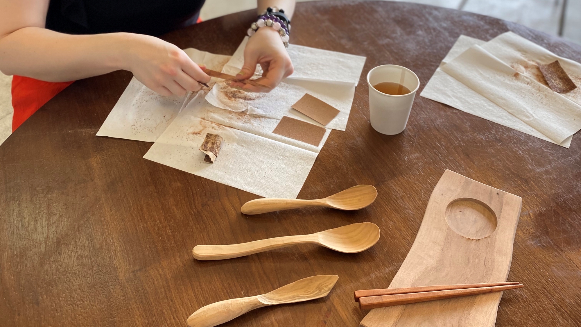 ＊木工体験（一例）山梨県産の桃やぶどうなどの果物の木を利用して、スプーンなどの木工作品を作れます