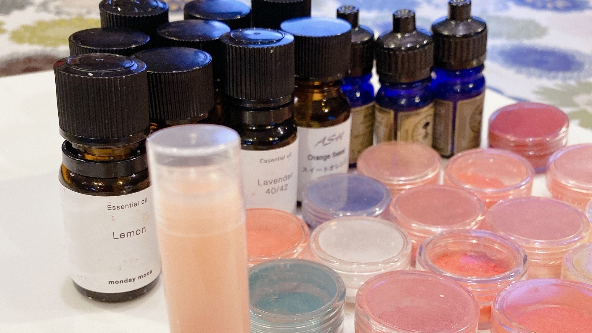 ＊みつろうリップハンドクリーム作り体験（一例）蜜蝋とアーモンドオイルを溶かして好きな色と香りで作ろう