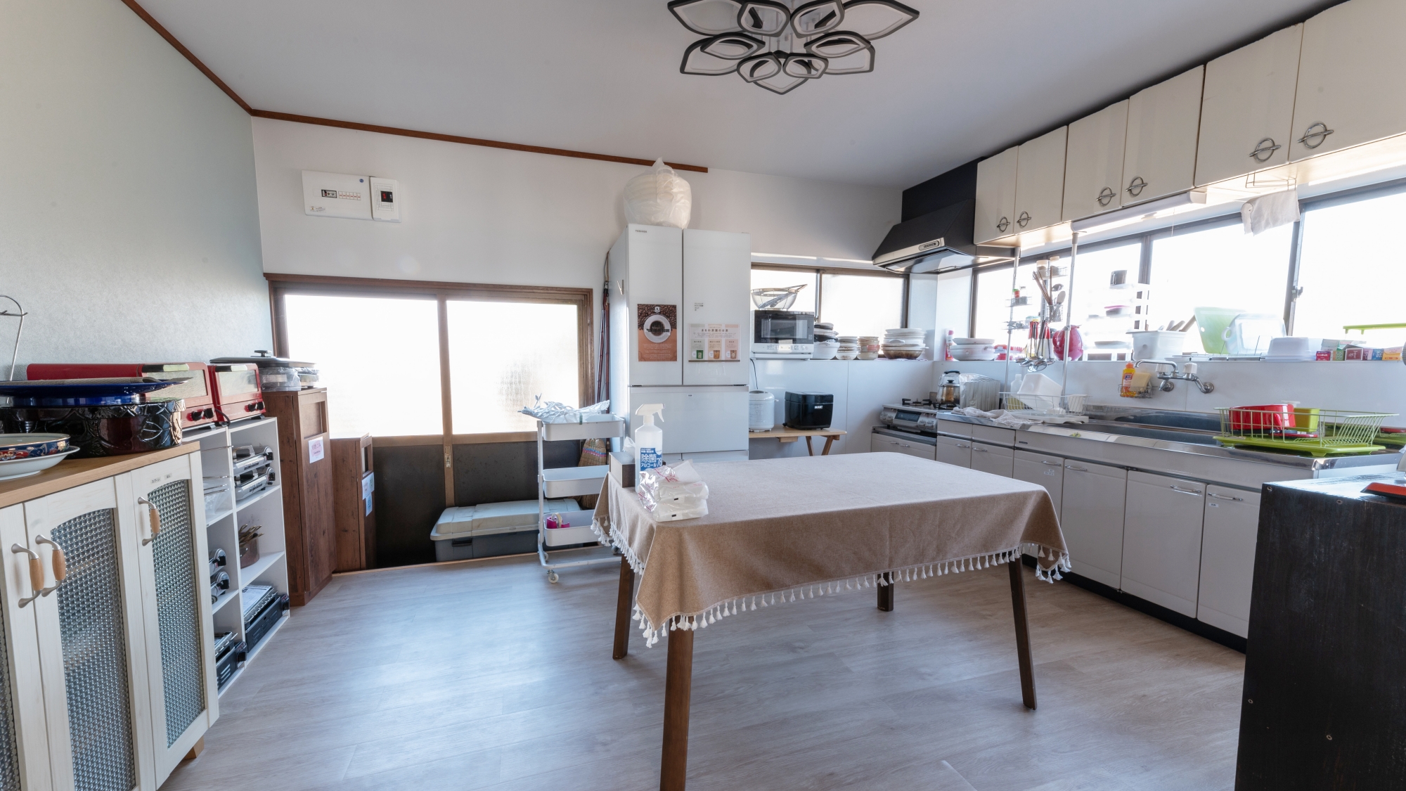 ＊【桃源の家】キッチン（一例）電子レンジやトースターなど備え付けのものはすべてご利用可能です