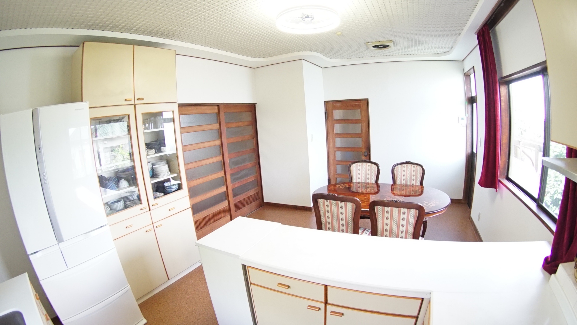 ＊＜庭園の家＞キッチン（一例）テーブル・椅子もあるので、作ってすぐダイニングでもお食事できます