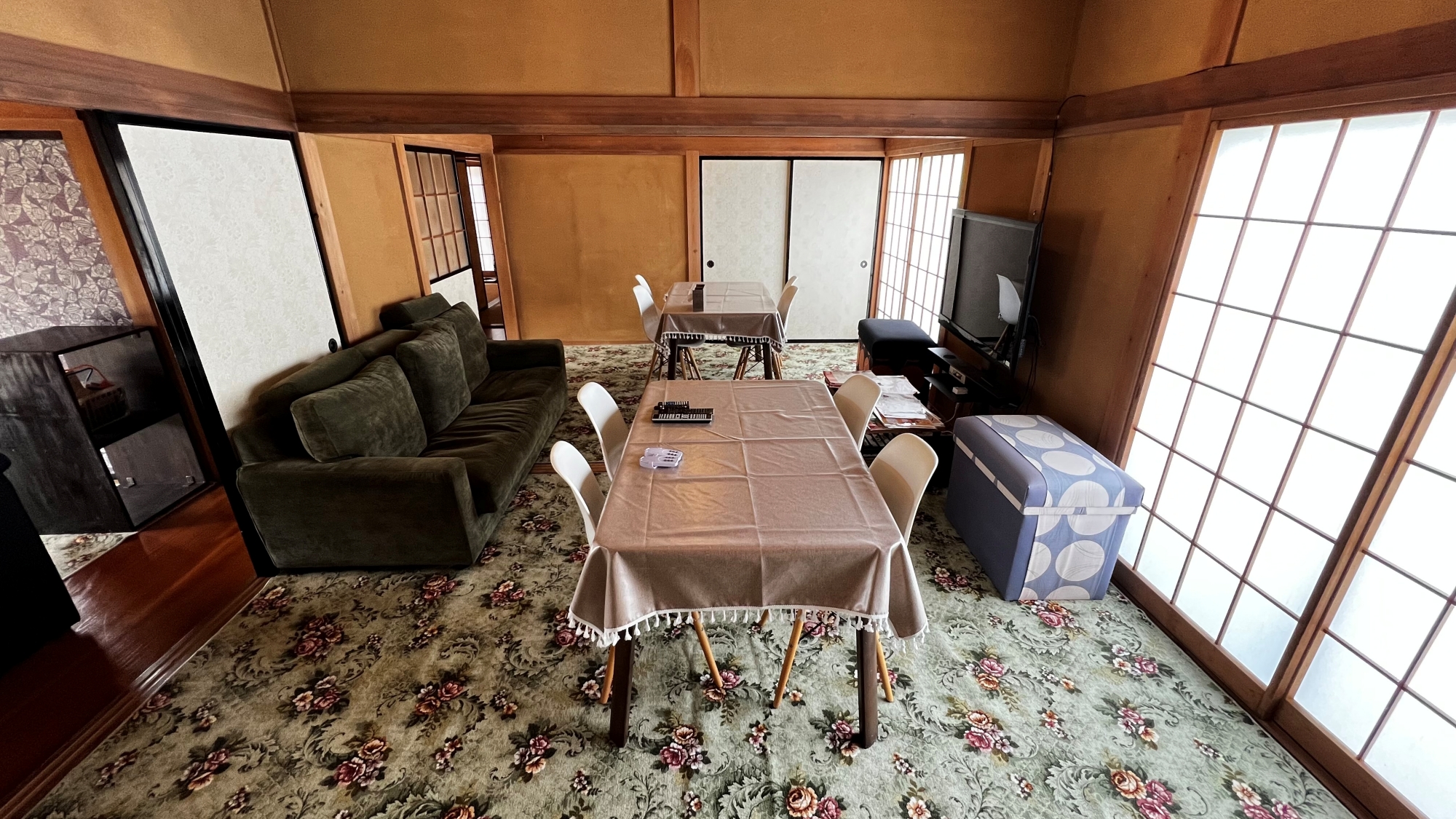 ＊【桃源の家】部屋（一例）ソファでのんびりTVや映画を見ながらお寛ぎください