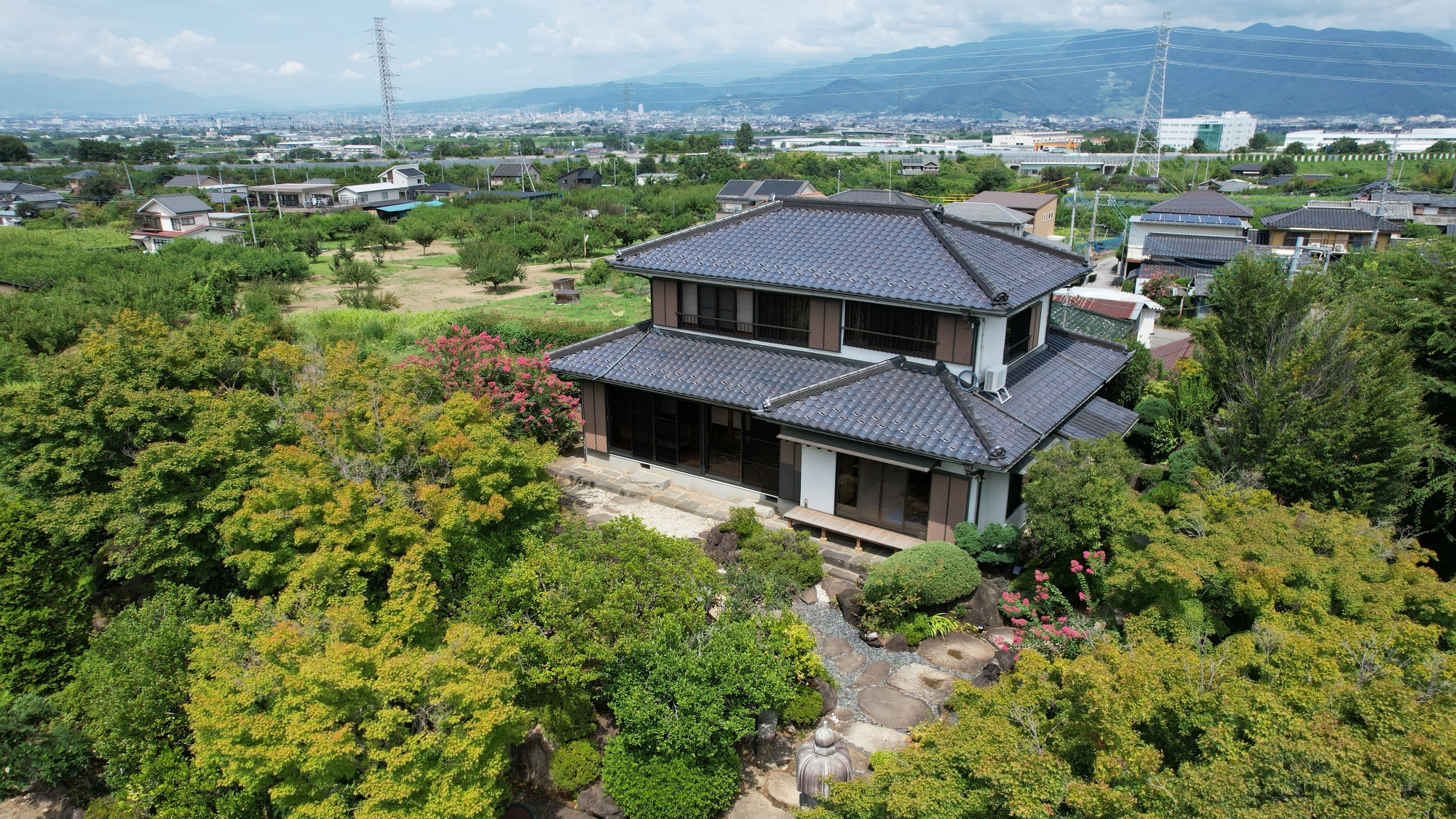 ＊＜庭園の家＞外観（一例）庭師が30年かけて造った日本庭園付き。秋には庭で紅葉を楽しめます