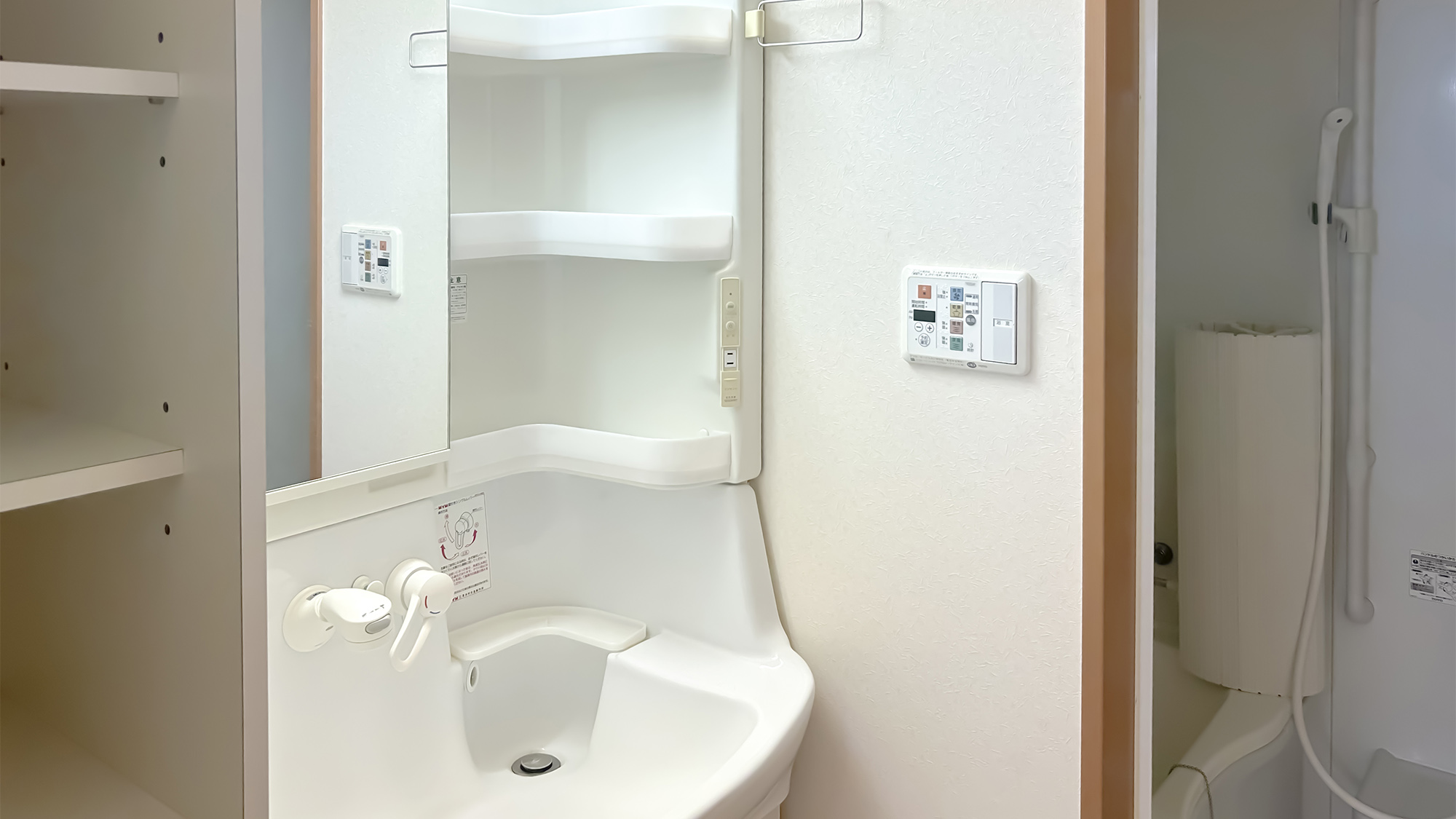 ・【ワンルーム／洗面所】連泊でも安心！収納力ばっちりな洗面所　お出かけ前の支度も快適♪