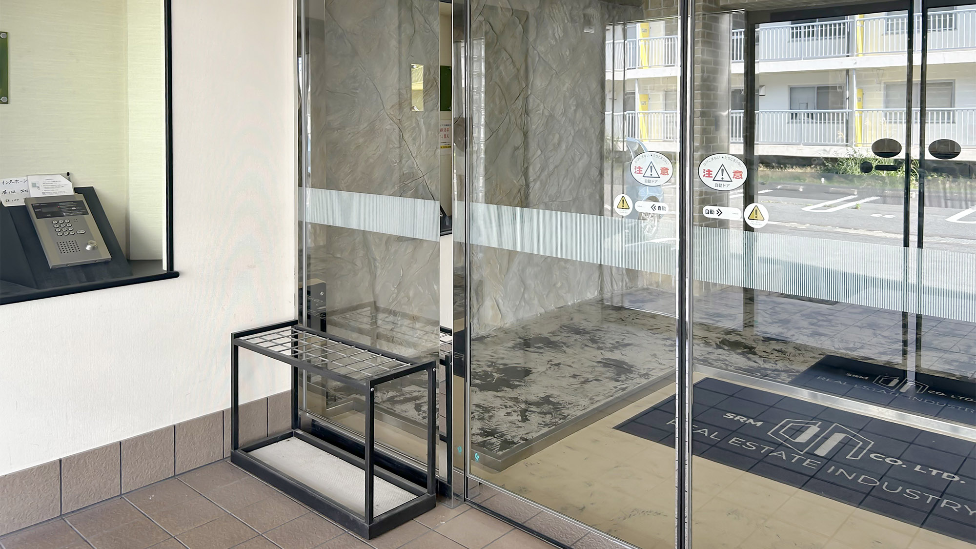 ・【エントランス】ビジネス利用や長期滞在にぴったり。マンションタイプで設備が充実した宿です