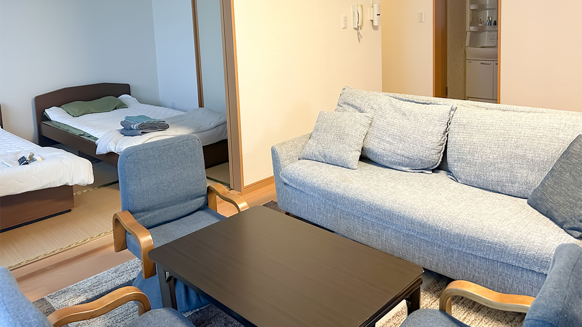 ・【1LDK／リビング】ご自宅のような安心感があるお部屋です。暮らすような滞在をご体感ください