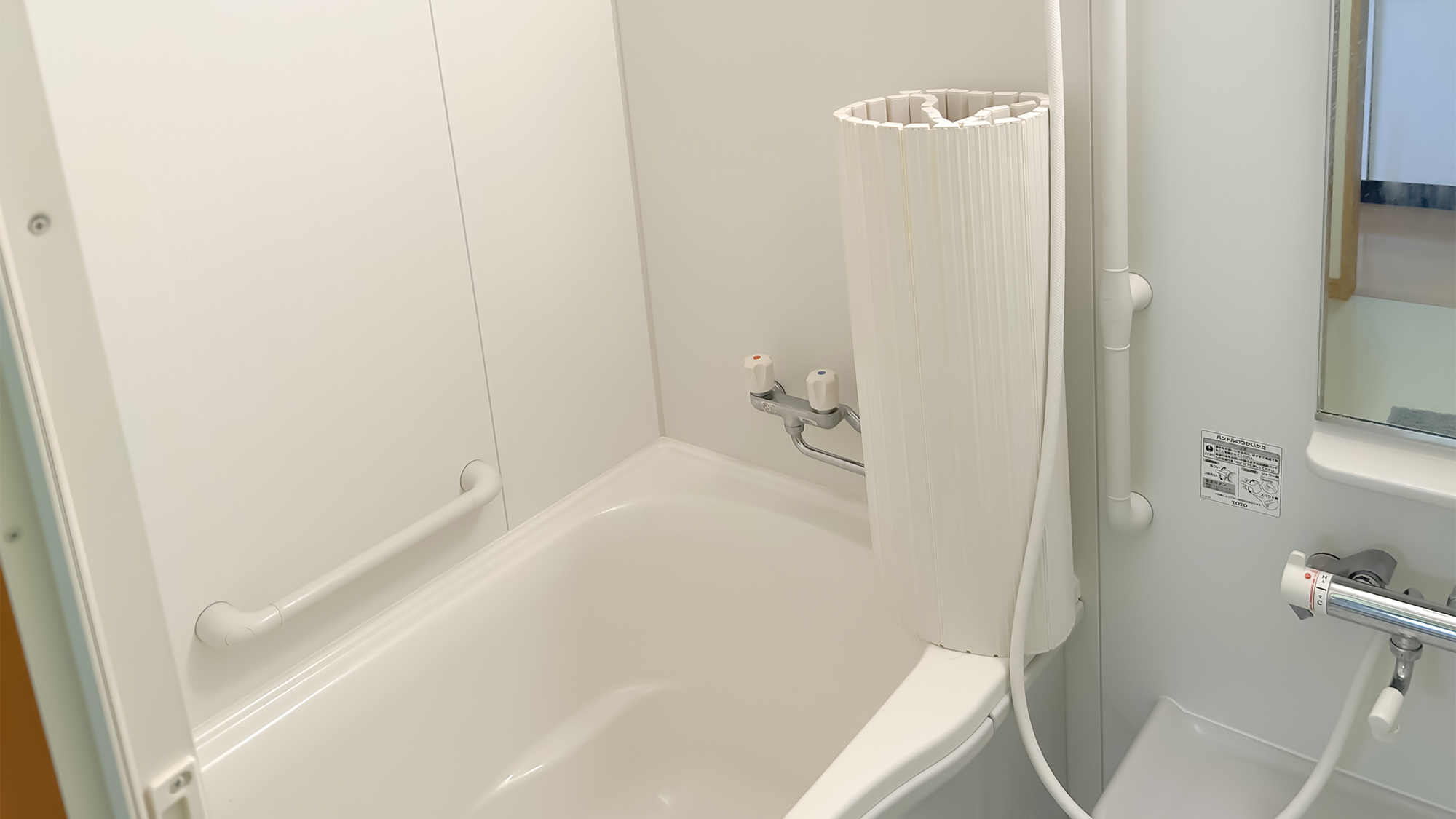 ・【ワンルーム／浴室】風呂ふたも完備しております。温かいお風呂で疲れを癒していただけます