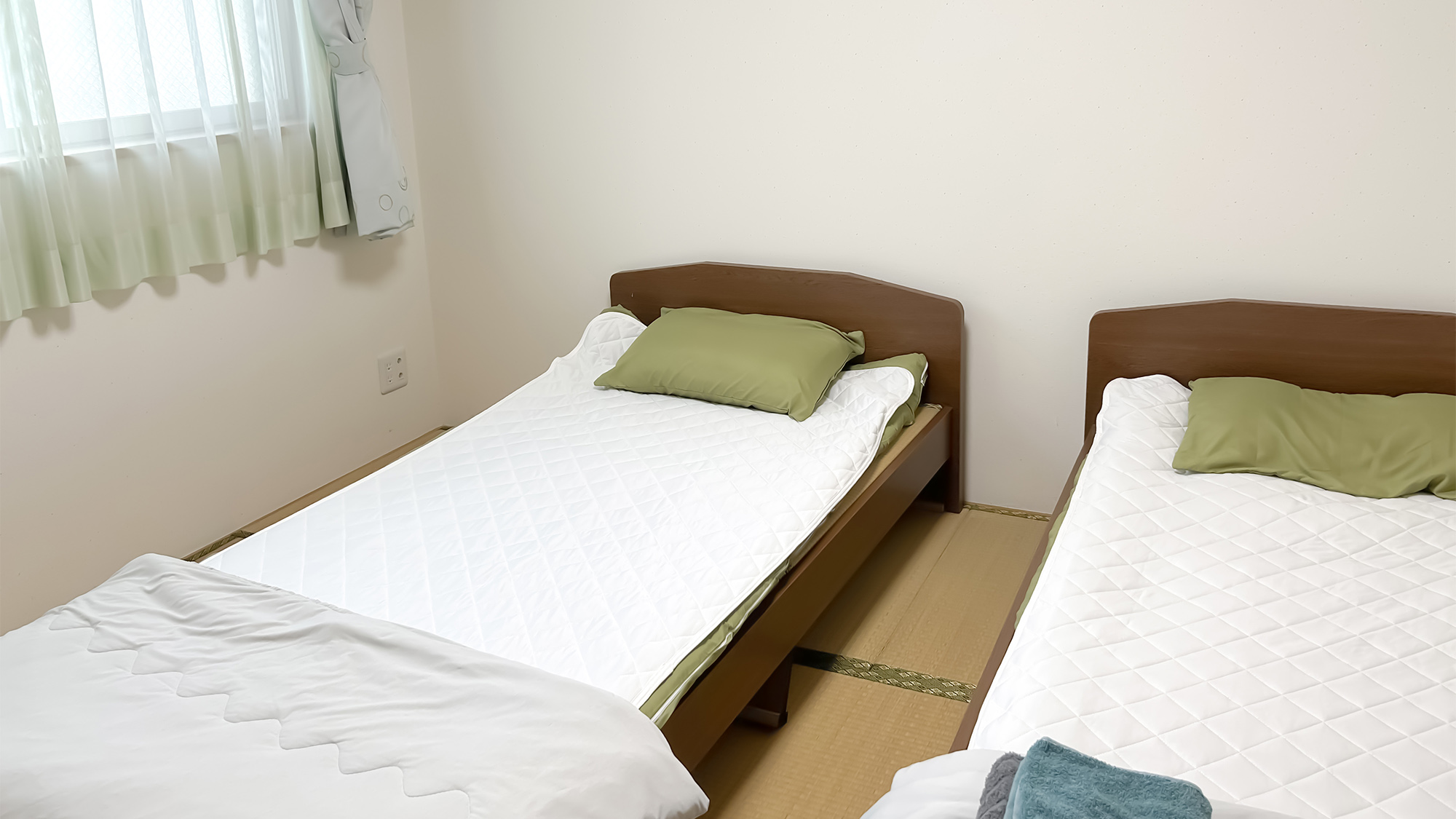 ・【1LDK／ベッドルーム】シングルベッド2台のほか、布団2組もご用意。グループ旅行にもぴったりです