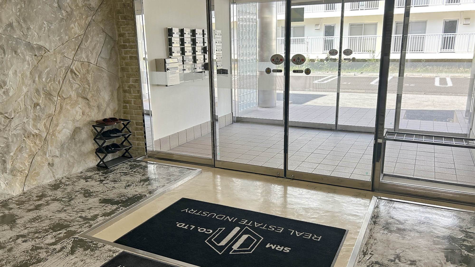 ・【エントランス】自然光が差し込む明るいロビーです。周辺は住宅地で静かにお休みいただけます