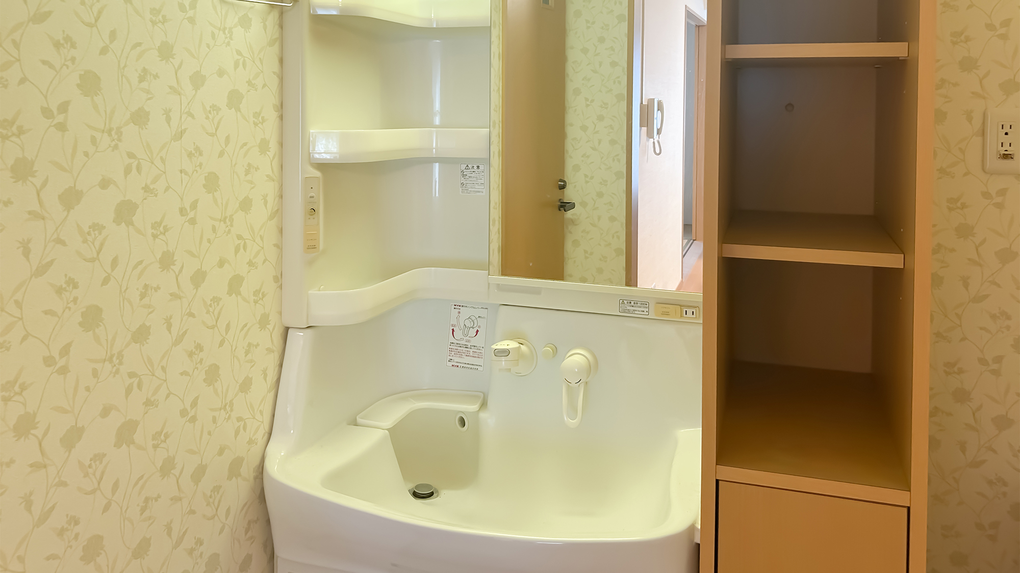 ・【1LDK／洗面所】洗面台横には収納棚がございます。長期滞在でも日用品をストックでき便利です