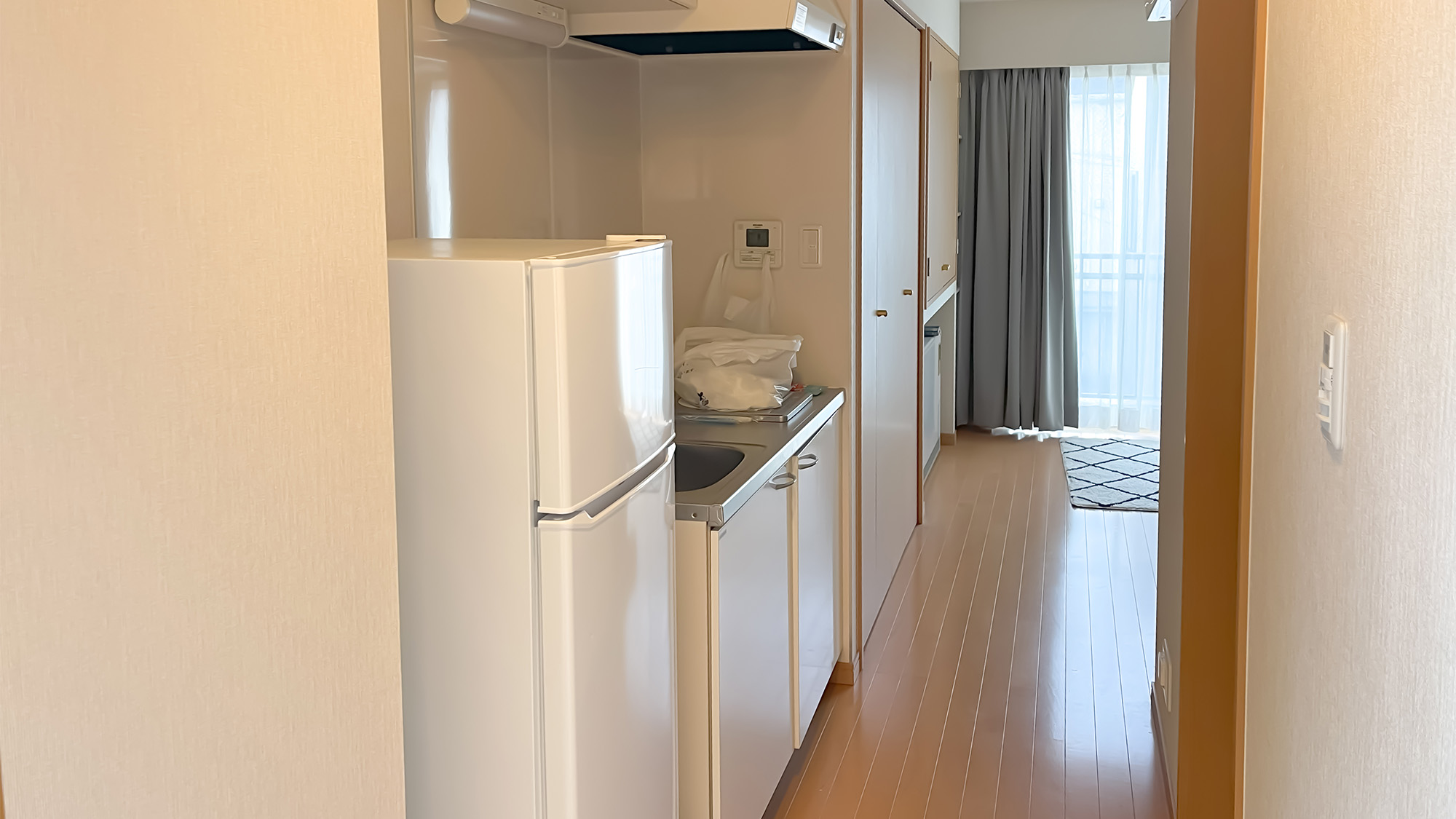 ・【ワンルーム／廊下】長期滞在にぴったりな充実設備　室内に自然光が差し込む居心地の良い空間です