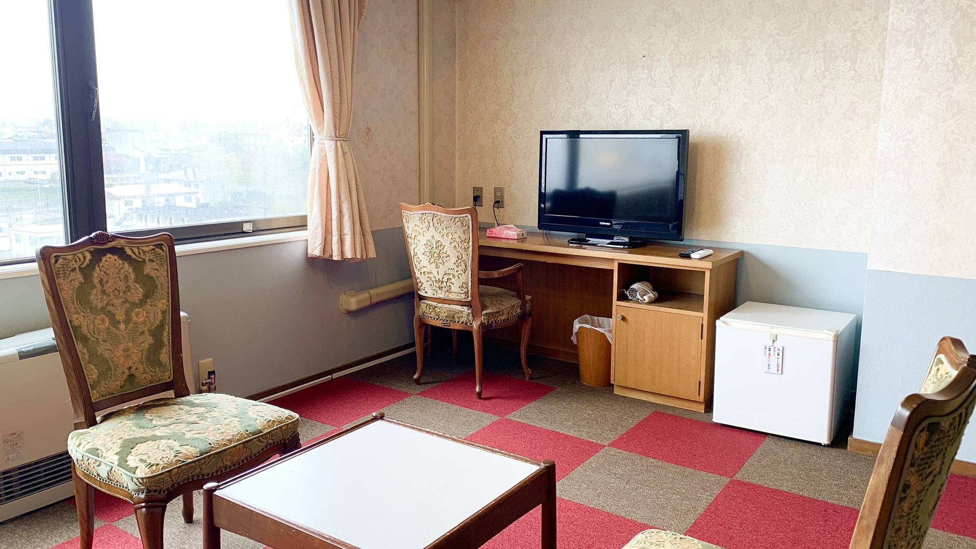 ・【ファミリー】広々としたお部屋です。テレビを観賞しながらゆったりとおくつろぎください