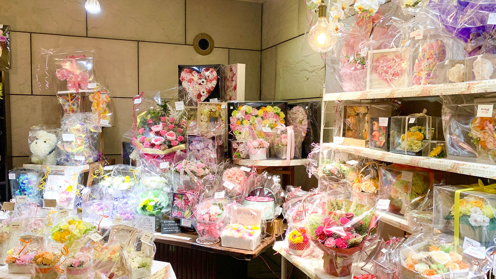 ・【フラワーショップ】色とりどりの可愛らしいお花が並びます