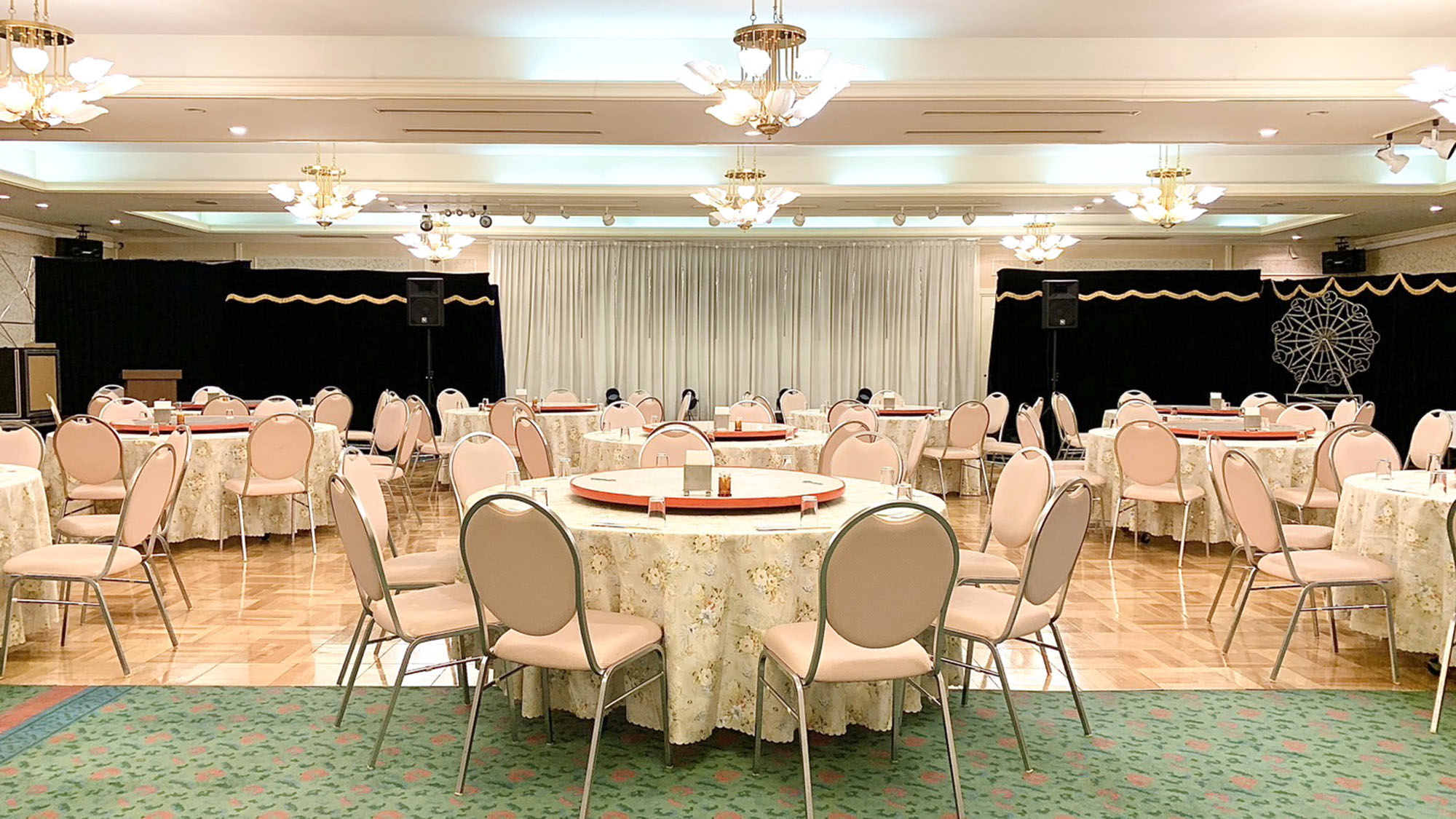 ・【ロイヤルホール】最大300名様でお食事可能な大きなホールもご利用いただけます（要連絡）