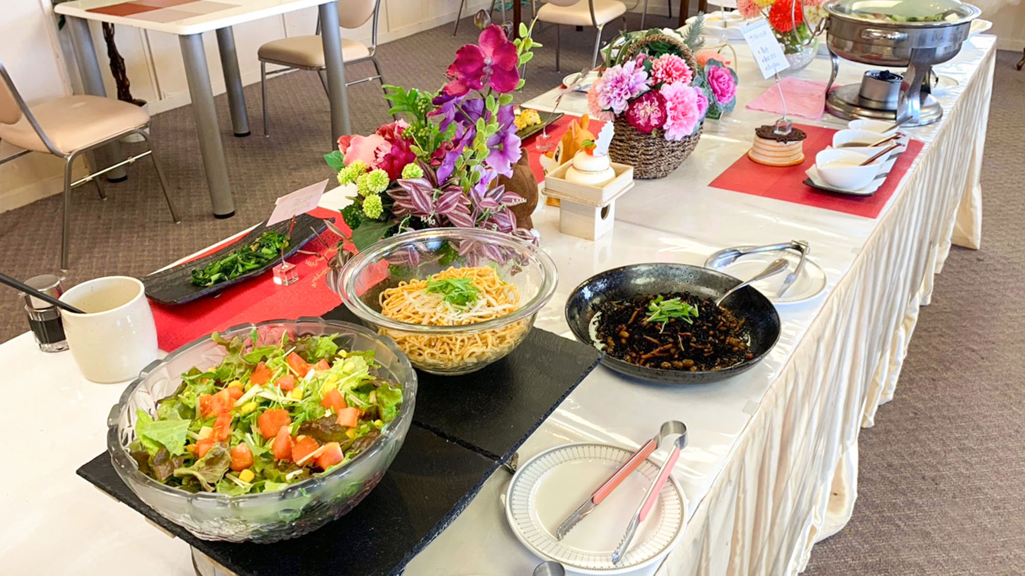 ・【ビュッフェ】お惣菜・サラダ・メイン料理・デザートなどメニューは豊富！