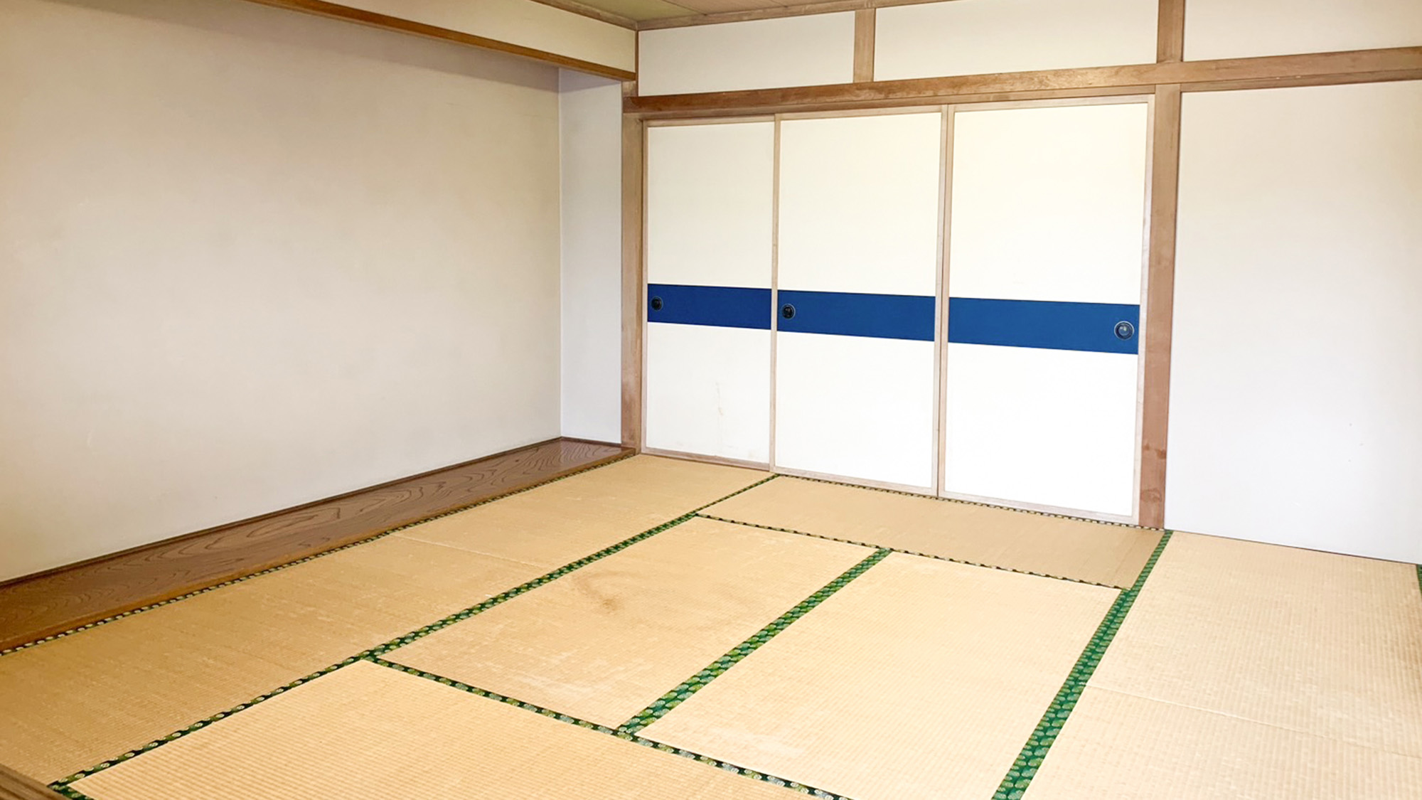 ・【ファミリー】グループでのご利用でも快適な広さです。畳で寝転んだり、足を延ばしたり過ごし方は自由♪