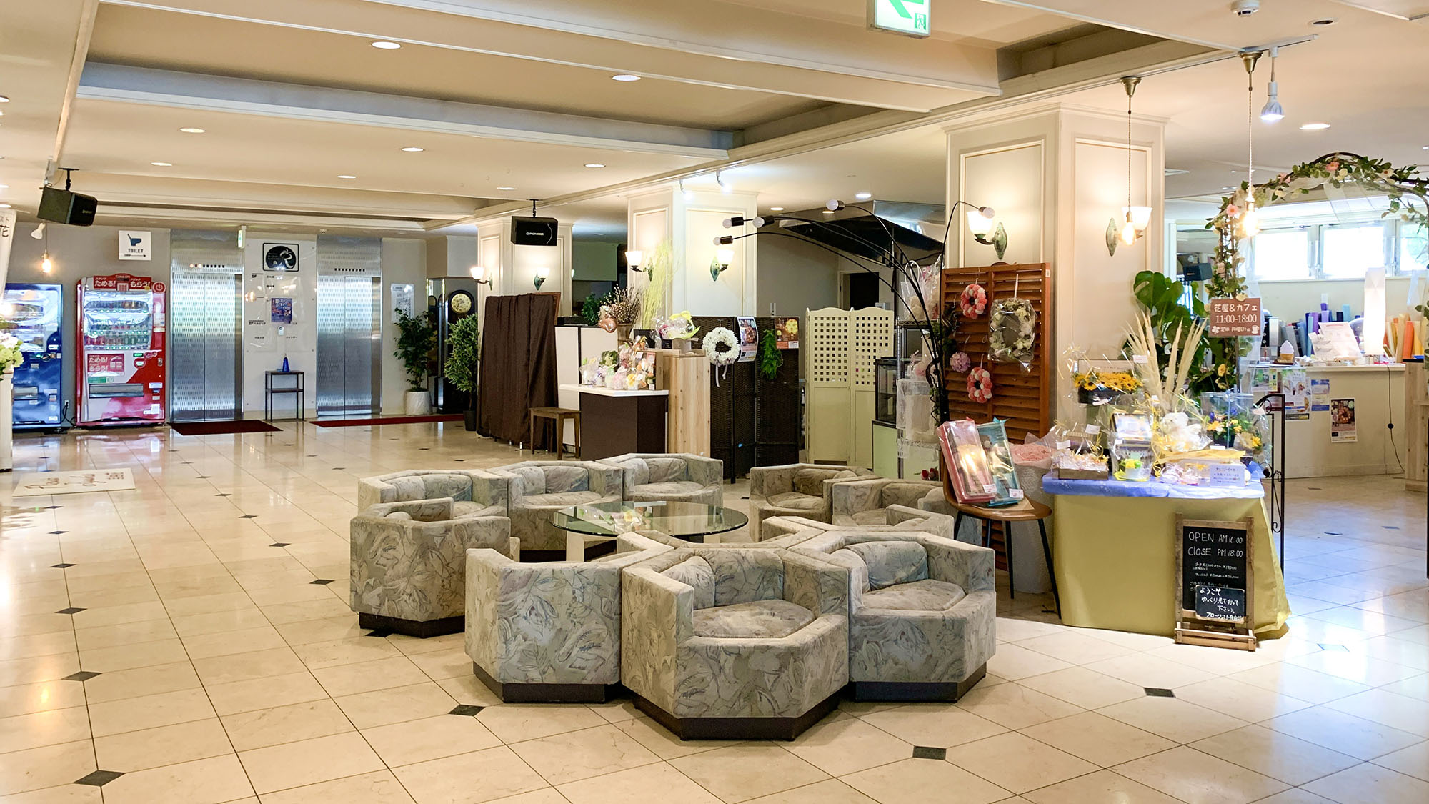 ・【ロビー】広々とした明るいロビー。ソファ席でゆったりと過ごせます