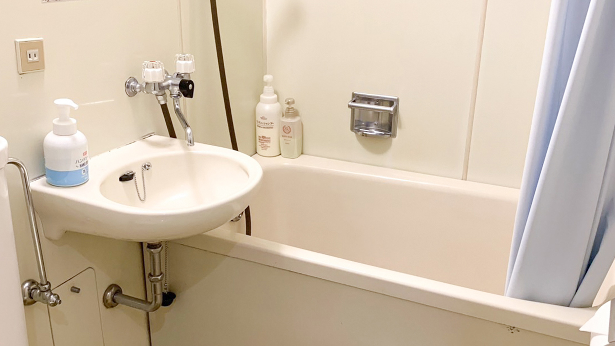 ・【トリプル／ユニットバス】各客室はバスルーム付。好きな時にお風呂に入れます